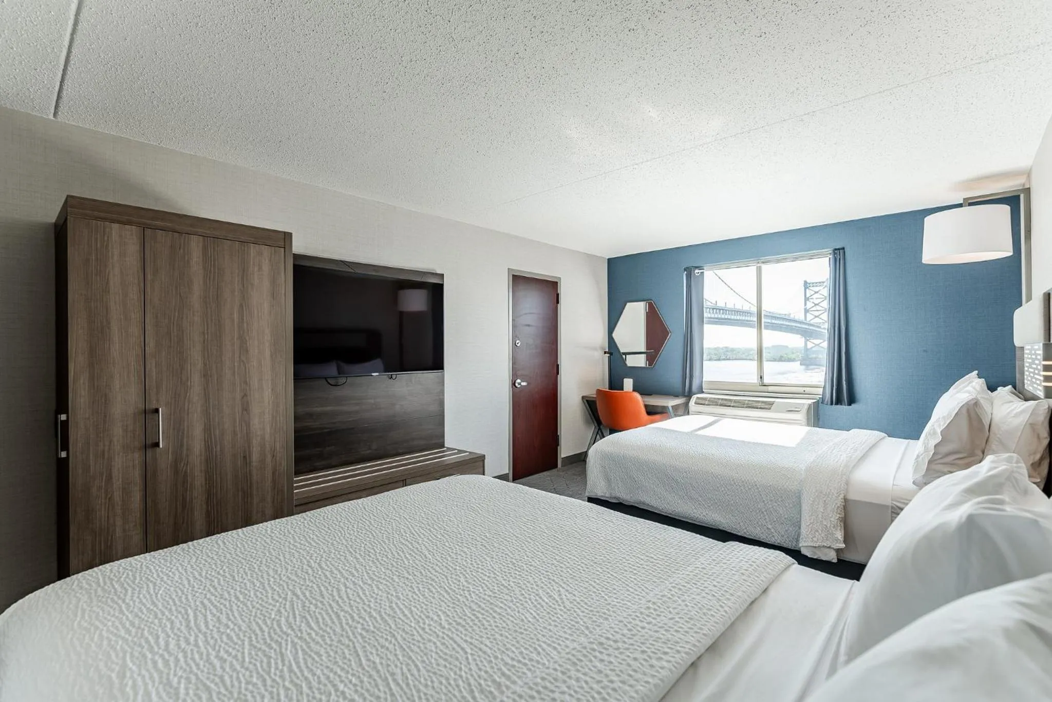 Photo of the whole room, Bed in Holiday Inn Express Philadelphia Penn's Landing by IHG