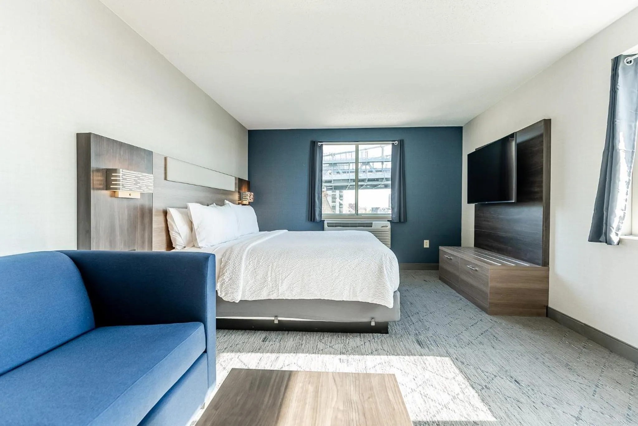 Photo of the whole room, Bed in Holiday Inn Express Philadelphia Penn's Landing by IHG