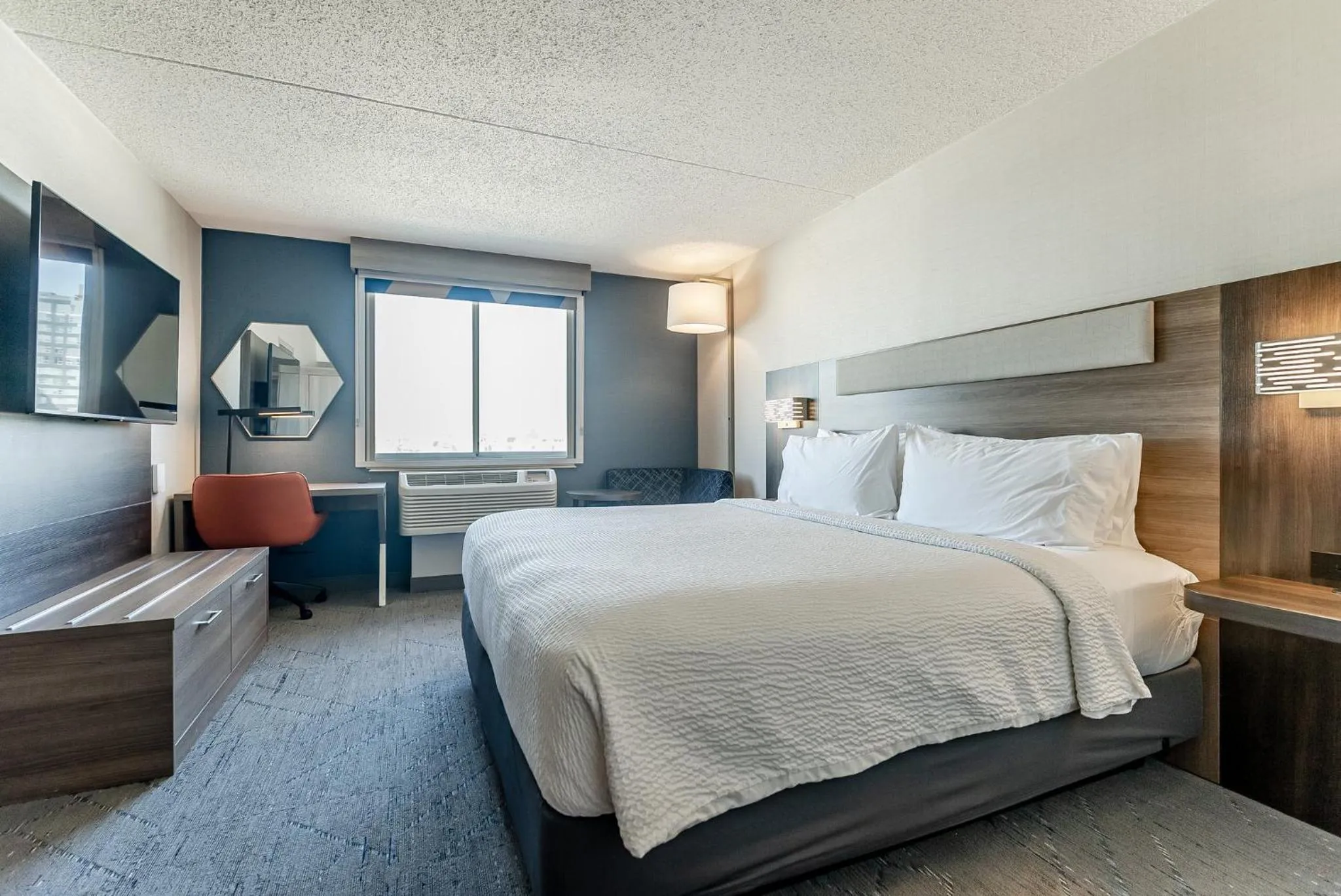 Photo of the whole room, Bed in Holiday Inn Express Philadelphia Penn's Landing by IHG