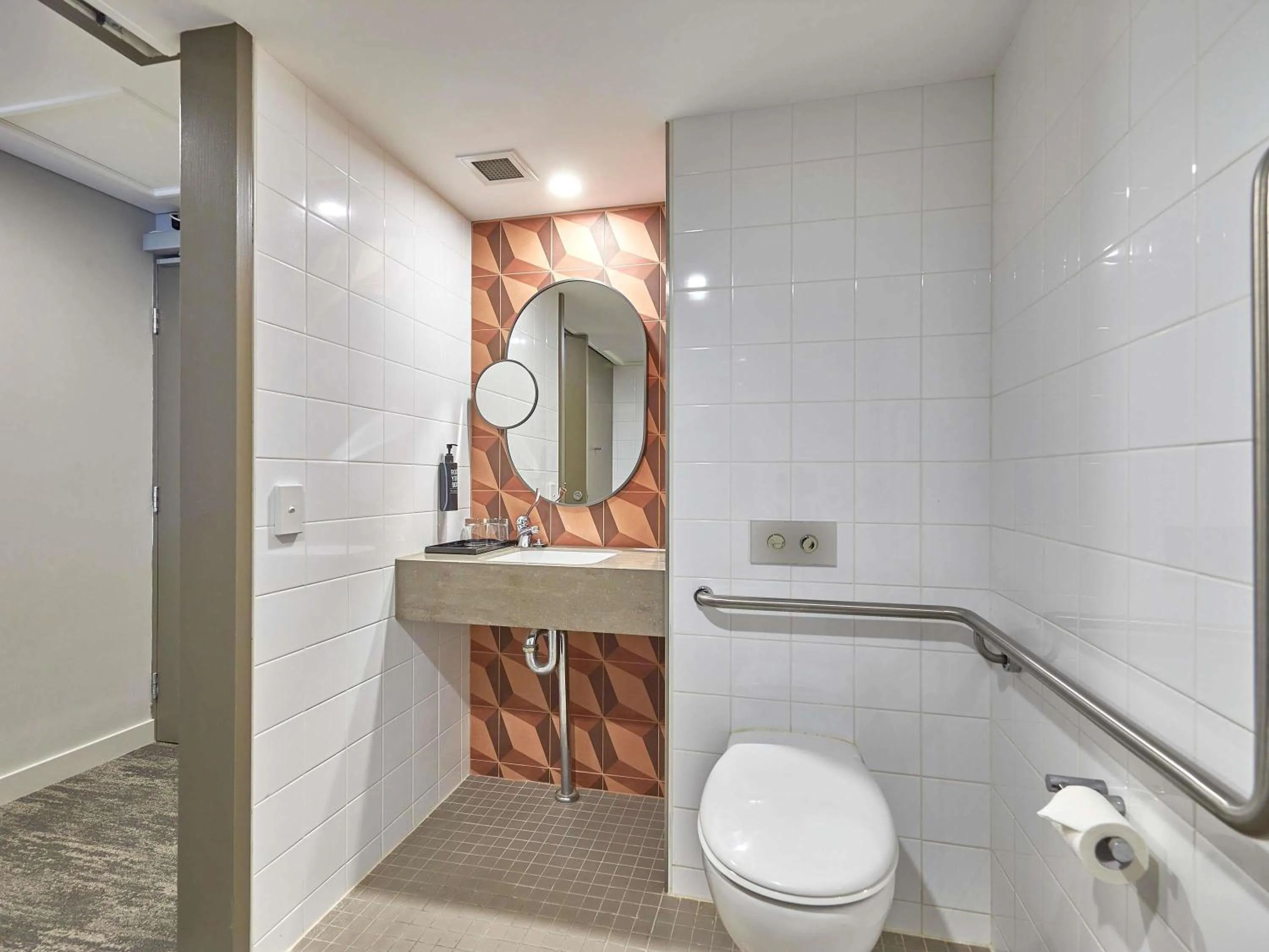 Bedroom in ibis Perth