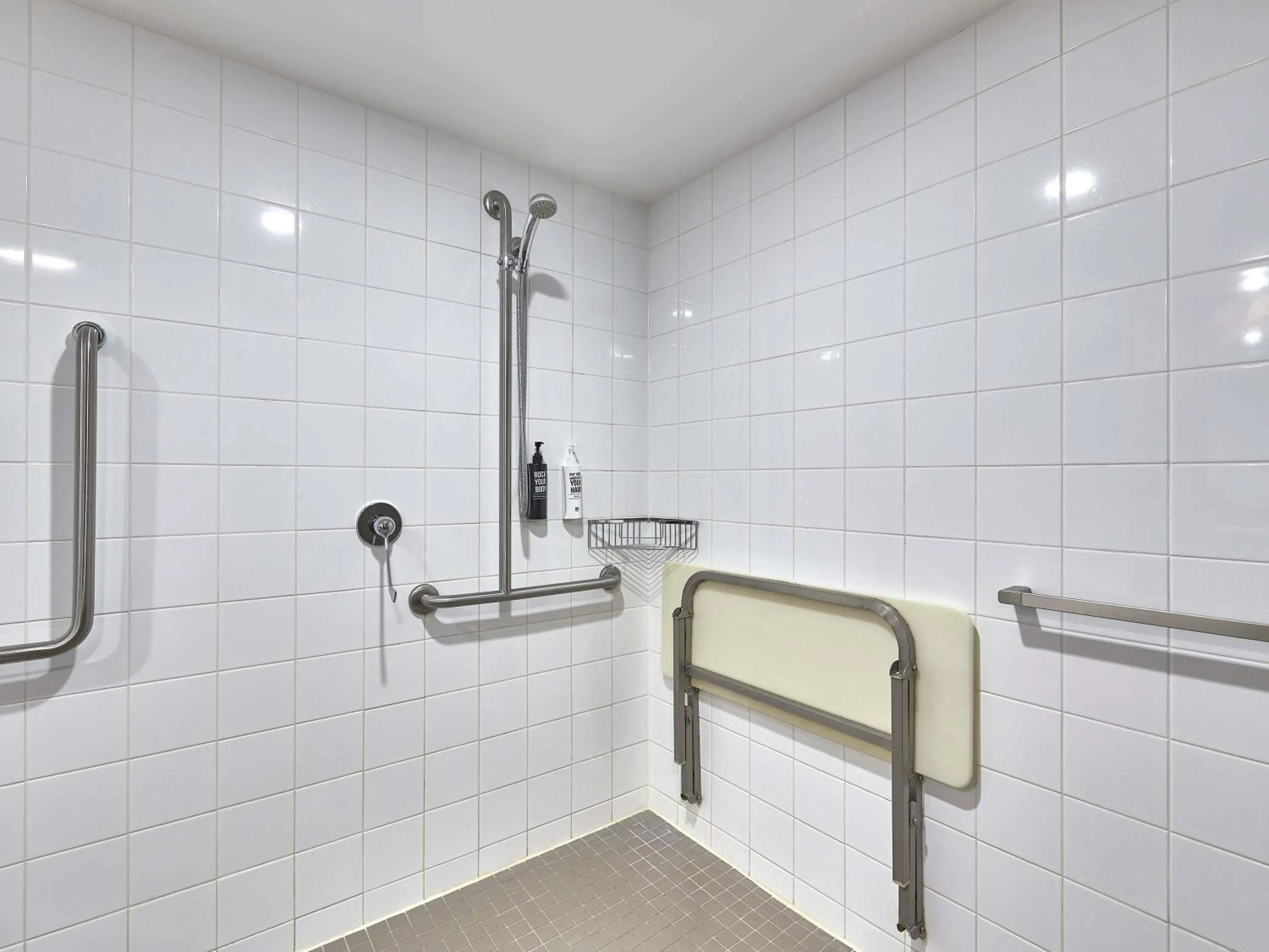 Bedroom in ibis Perth