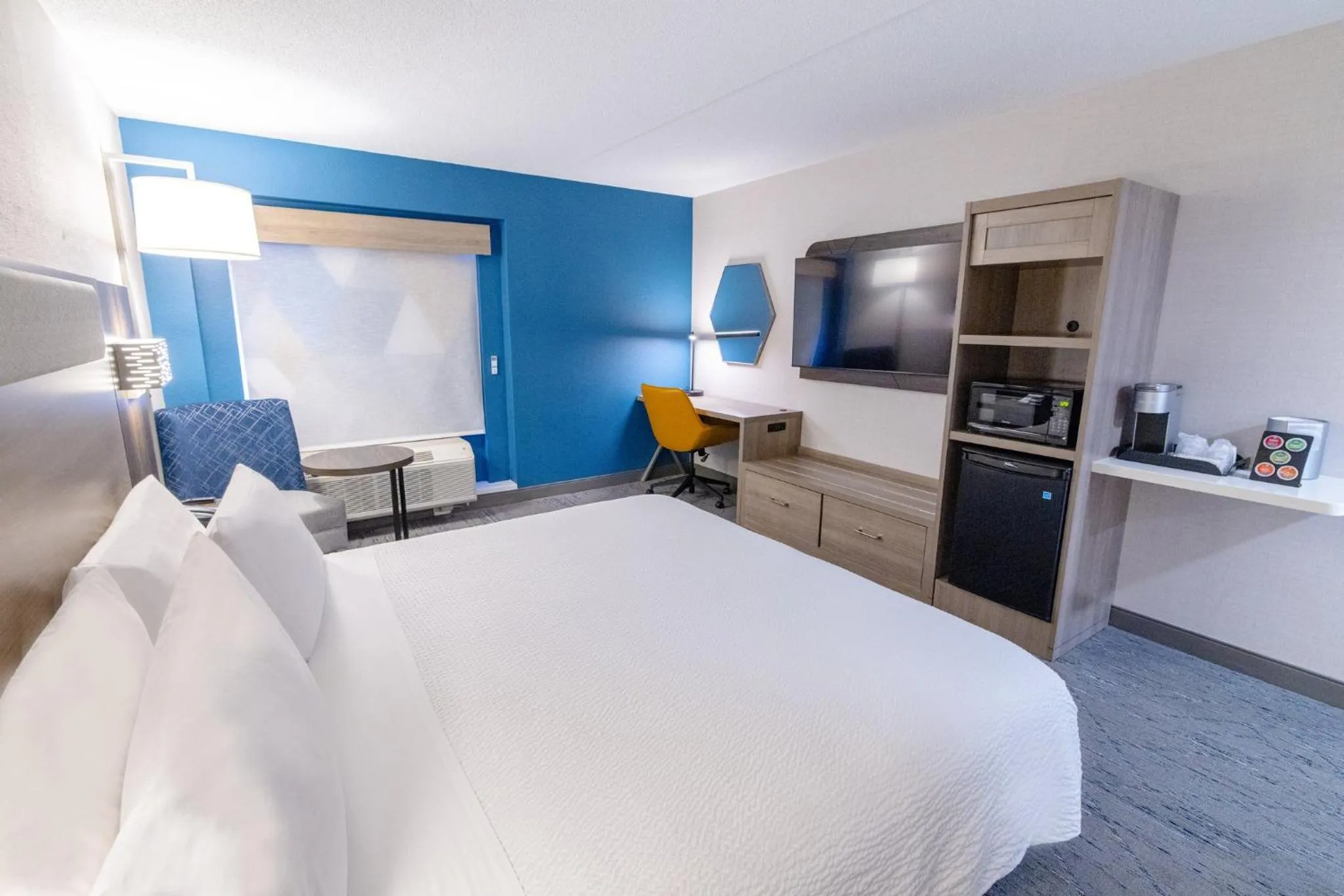 Photo of the whole room, Bed in Holiday Inn Express - Neptune by IHG