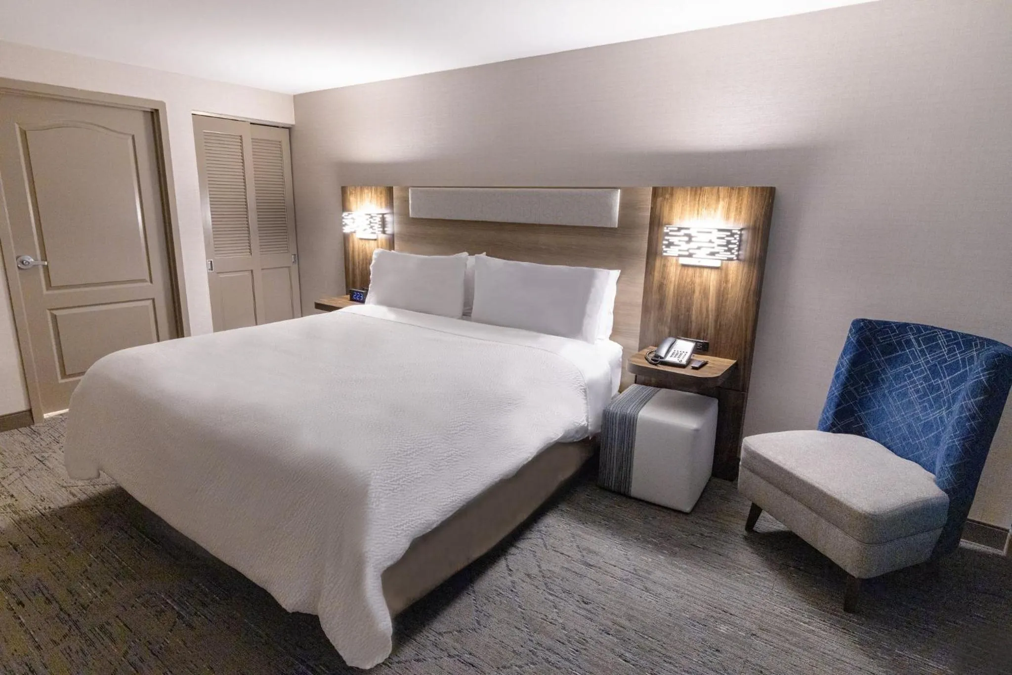 Photo of the whole room, Bed in Holiday Inn Express - Neptune by IHG