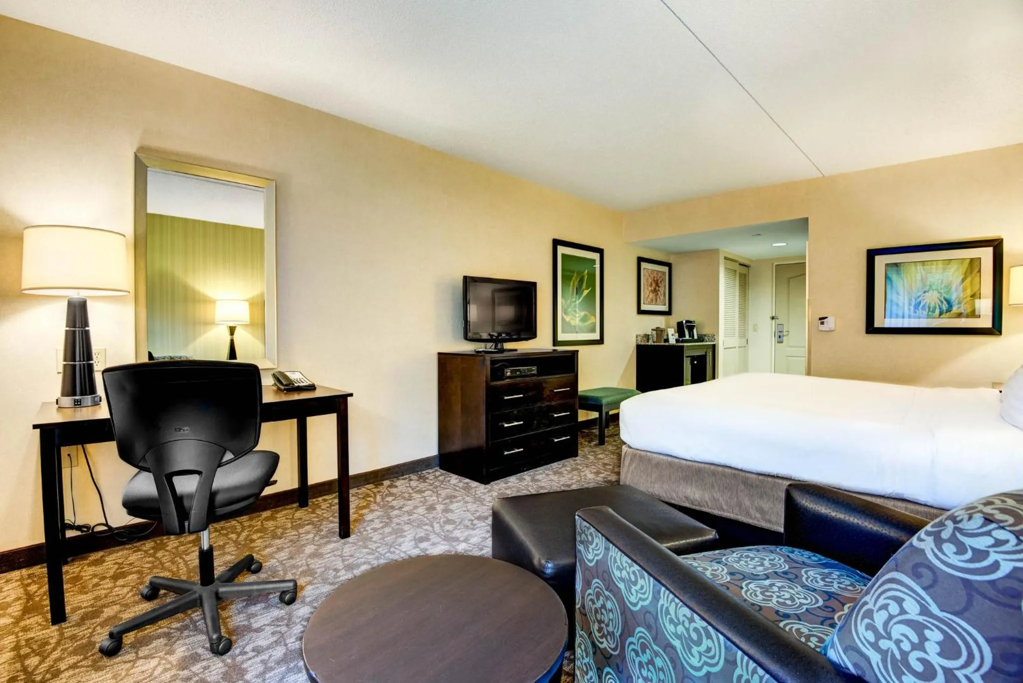 Photo of the whole room, Bed in Holiday Inn Express - Neptune by IHG