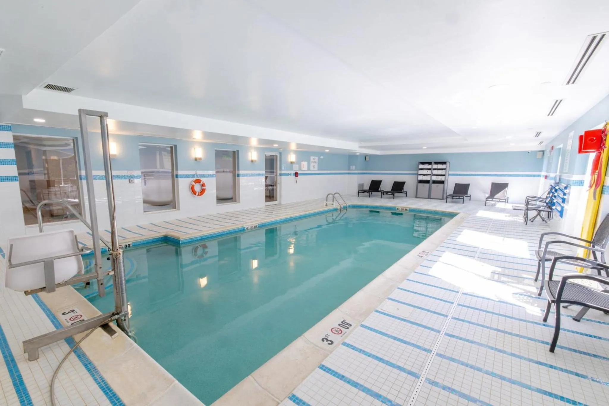 Swimming pool in Holiday Inn Express - Neptune by IHG