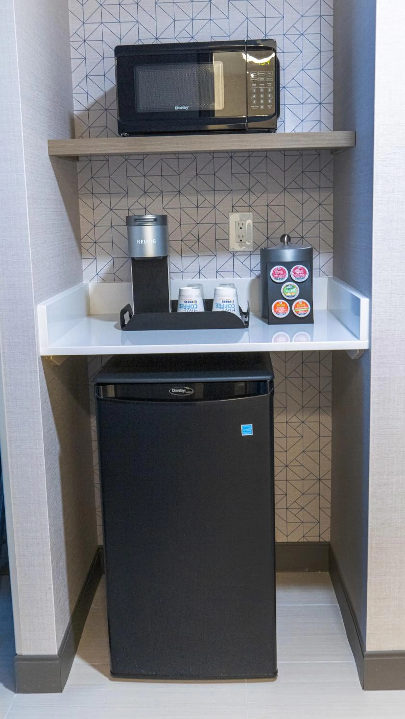 Coffee/tea facilities in Holiday Inn Express - Neptune by IHG