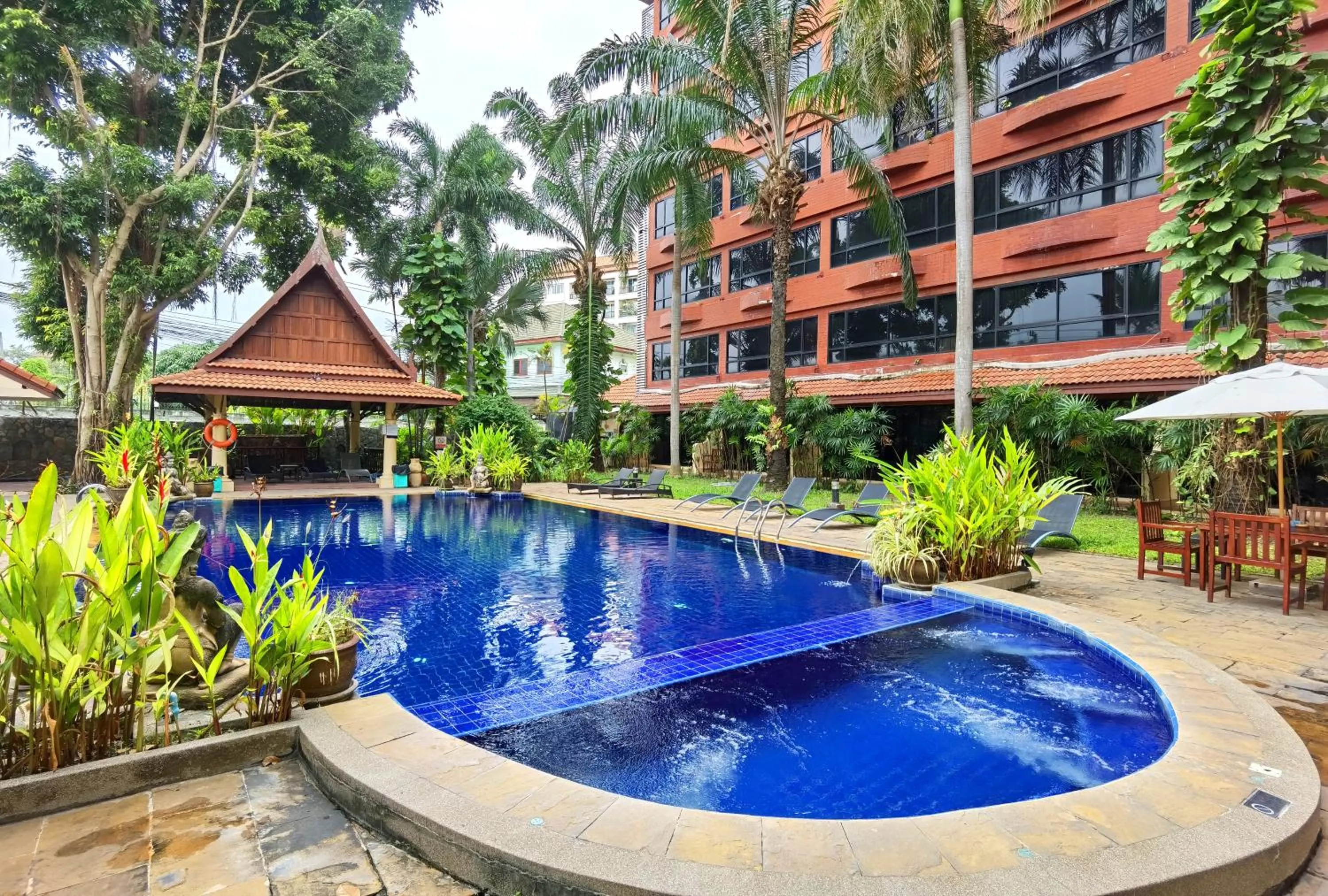 Swimming pool in Nova Park Hotel Pattaya