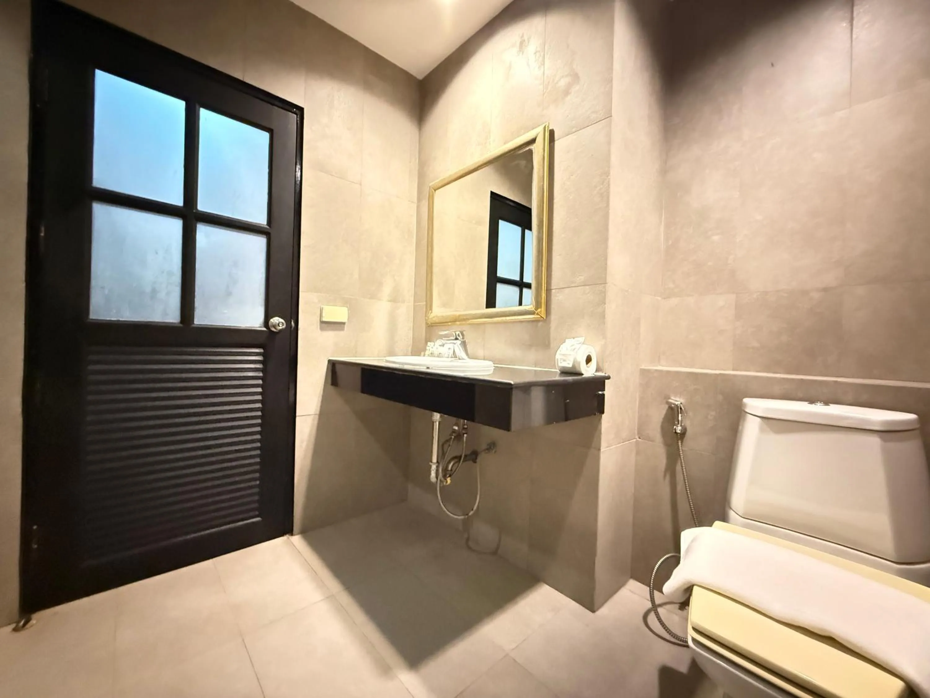 Toilet in Nova Park Hotel Pattaya