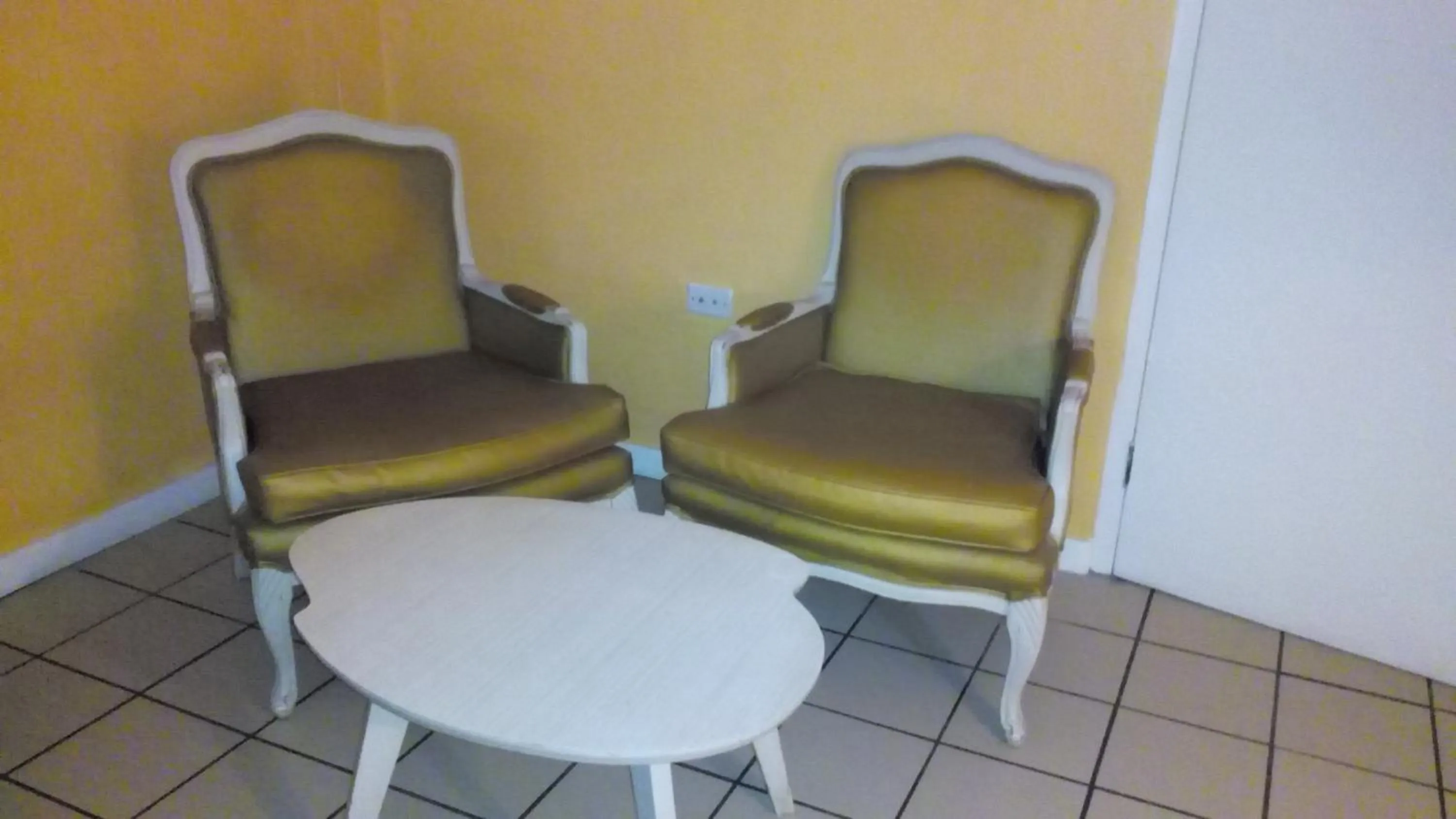 Seating area in Pineapple Court Hotel