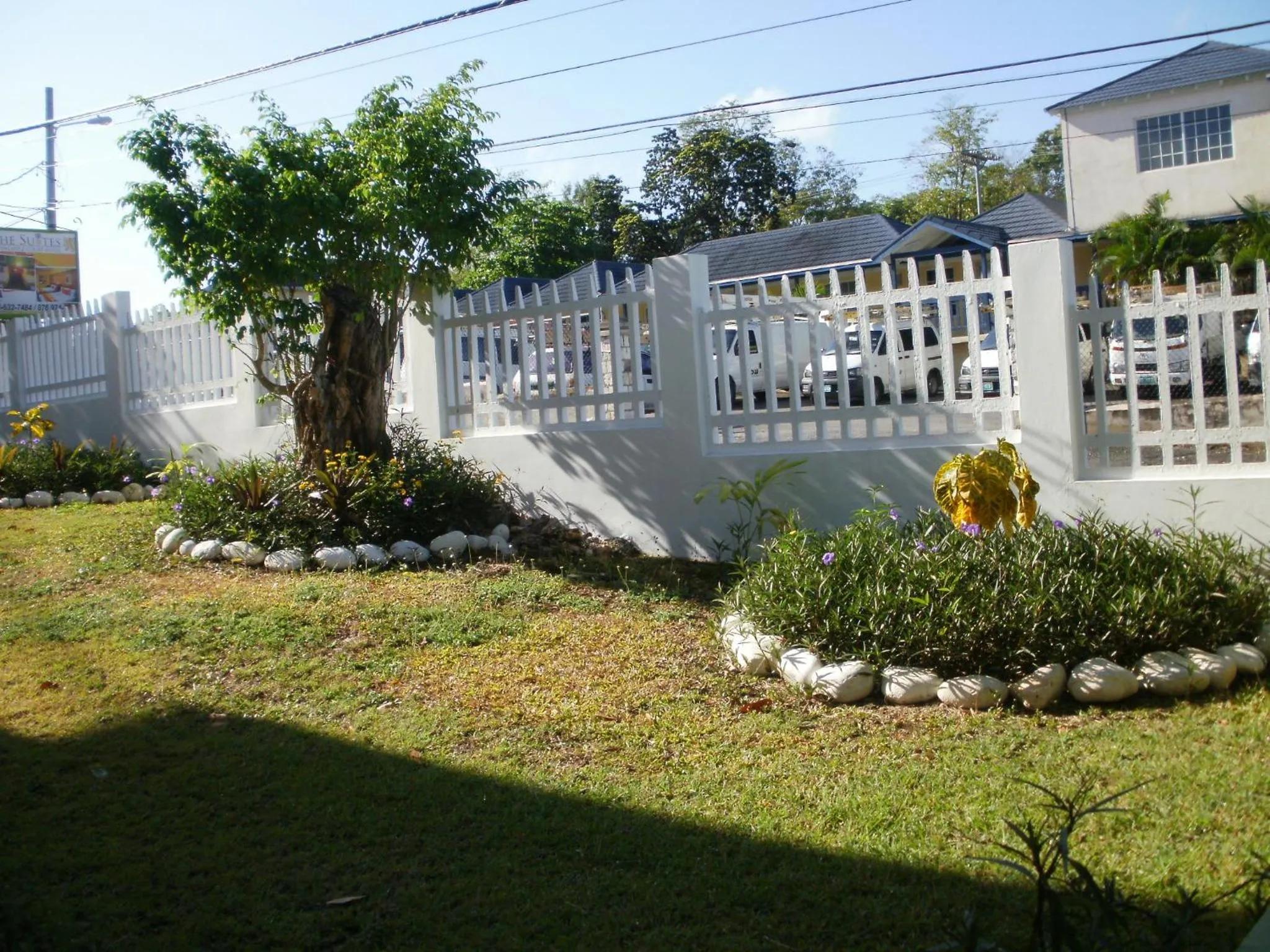 Facade/entrance in Pineapple Court Hotel