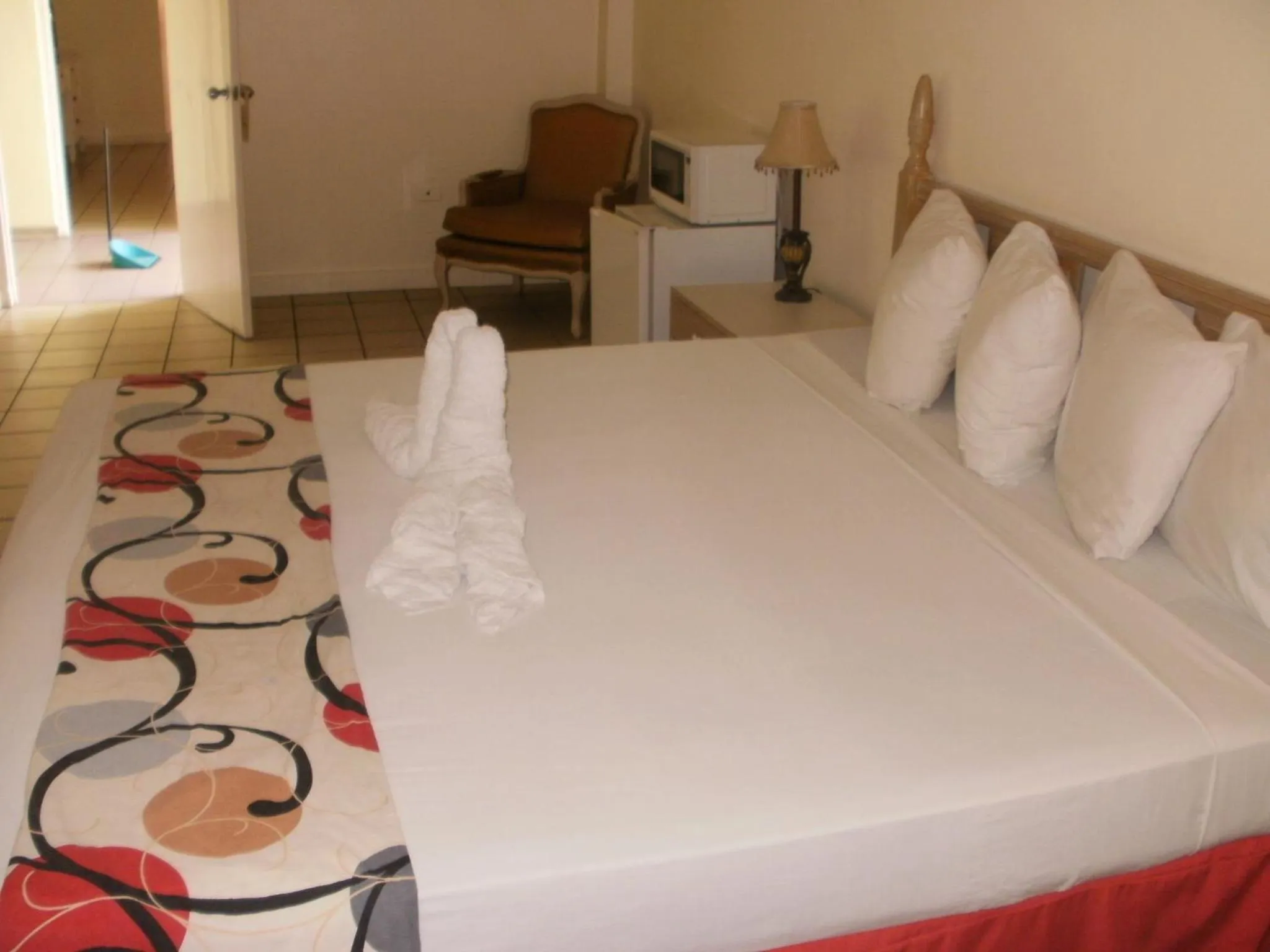 Bed in Pineapple Court Hotel