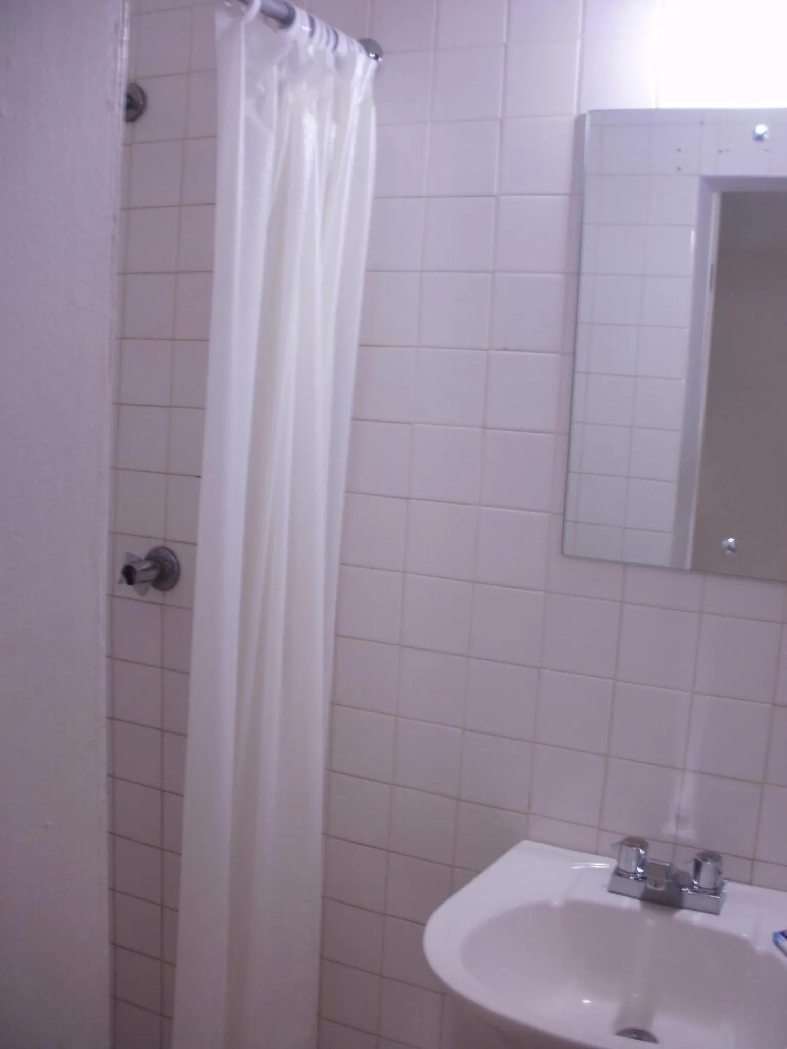 Bathroom in Pineapple Court Hotel