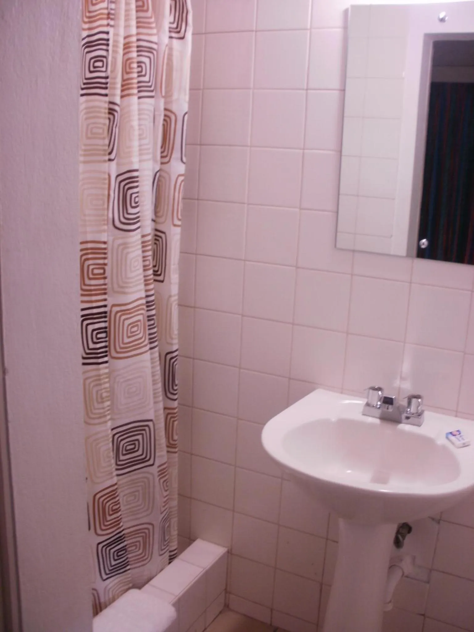 Bathroom in Pineapple Court Hotel