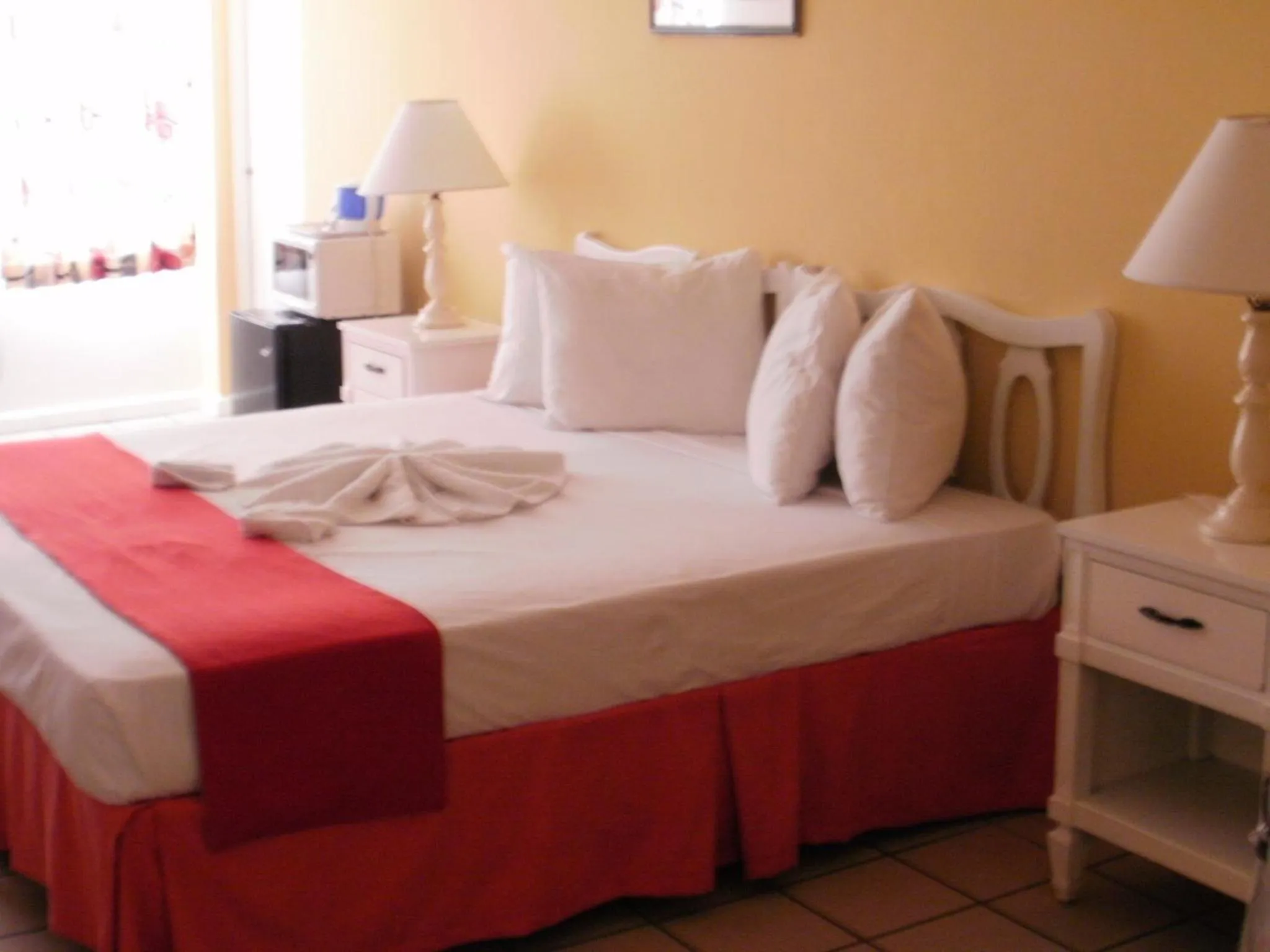 Bed in Pineapple Court Hotel