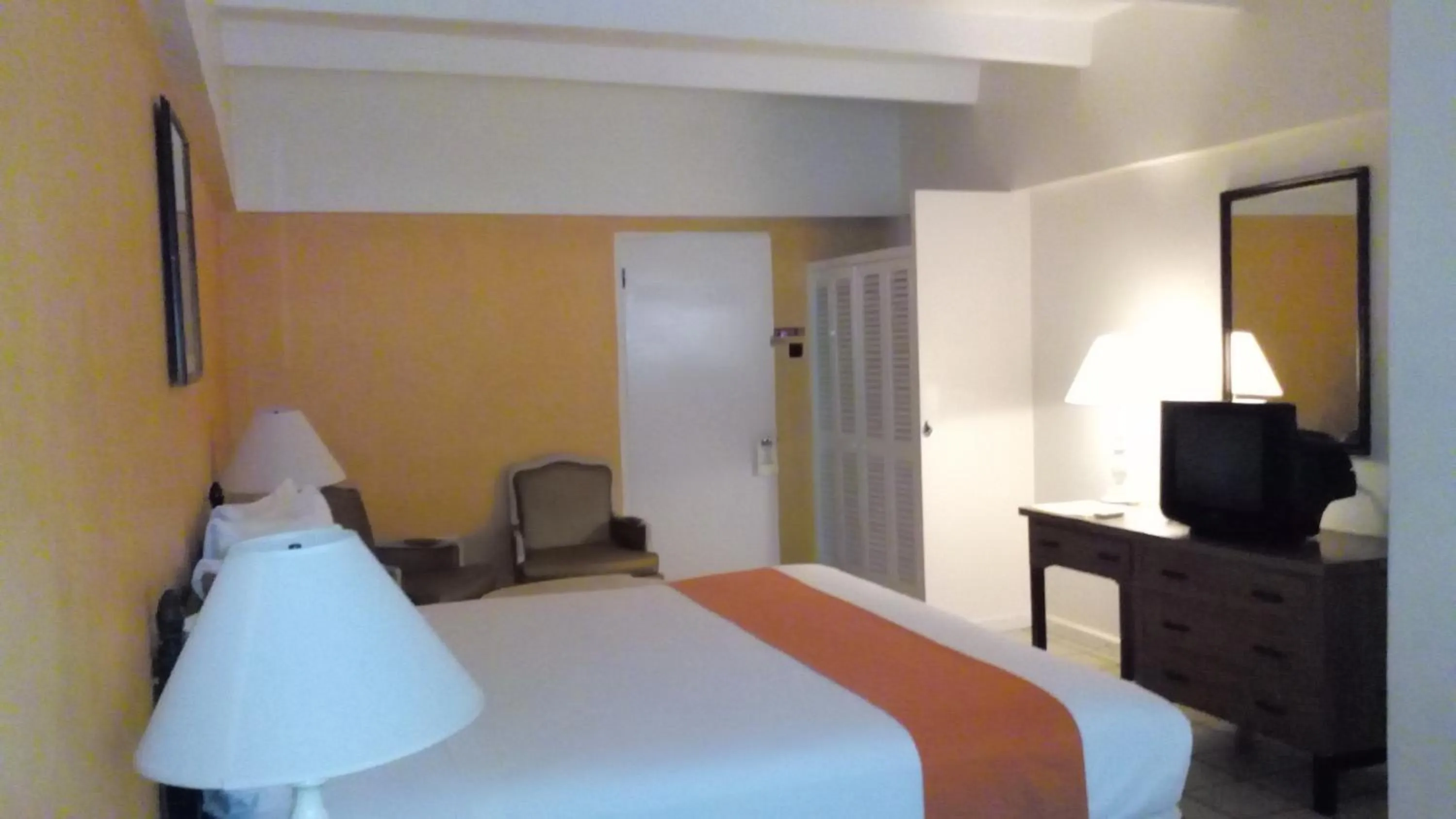 Photo of the whole room, Bed in Pineapple Court Hotel