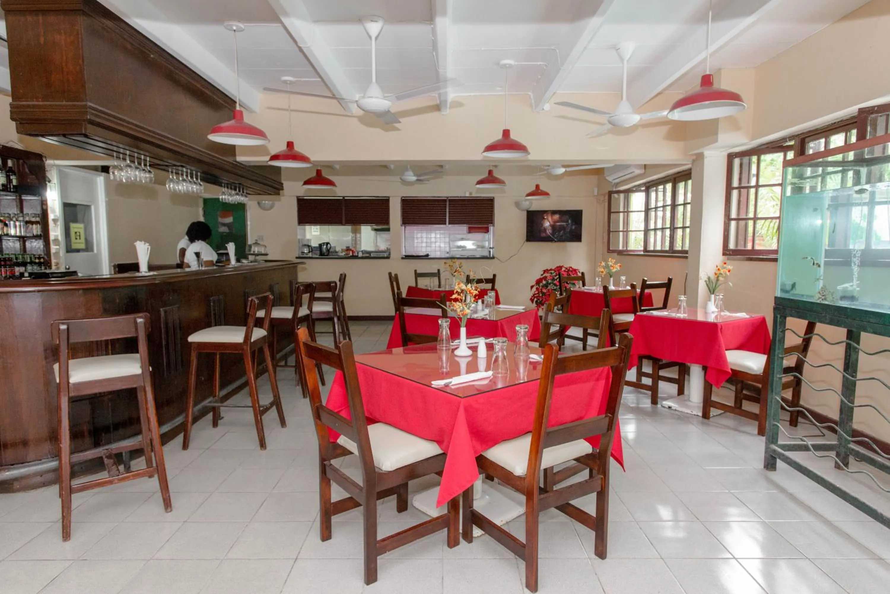 Restaurant/places to eat in Pineapple Court Hotel