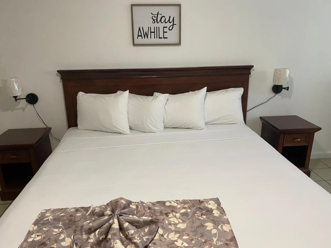 Bed in Pineapple Court Hotel