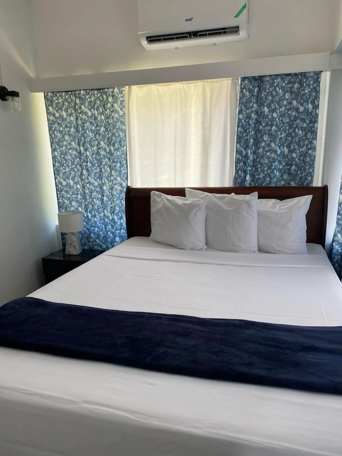 Bed in Pineapple Court Hotel