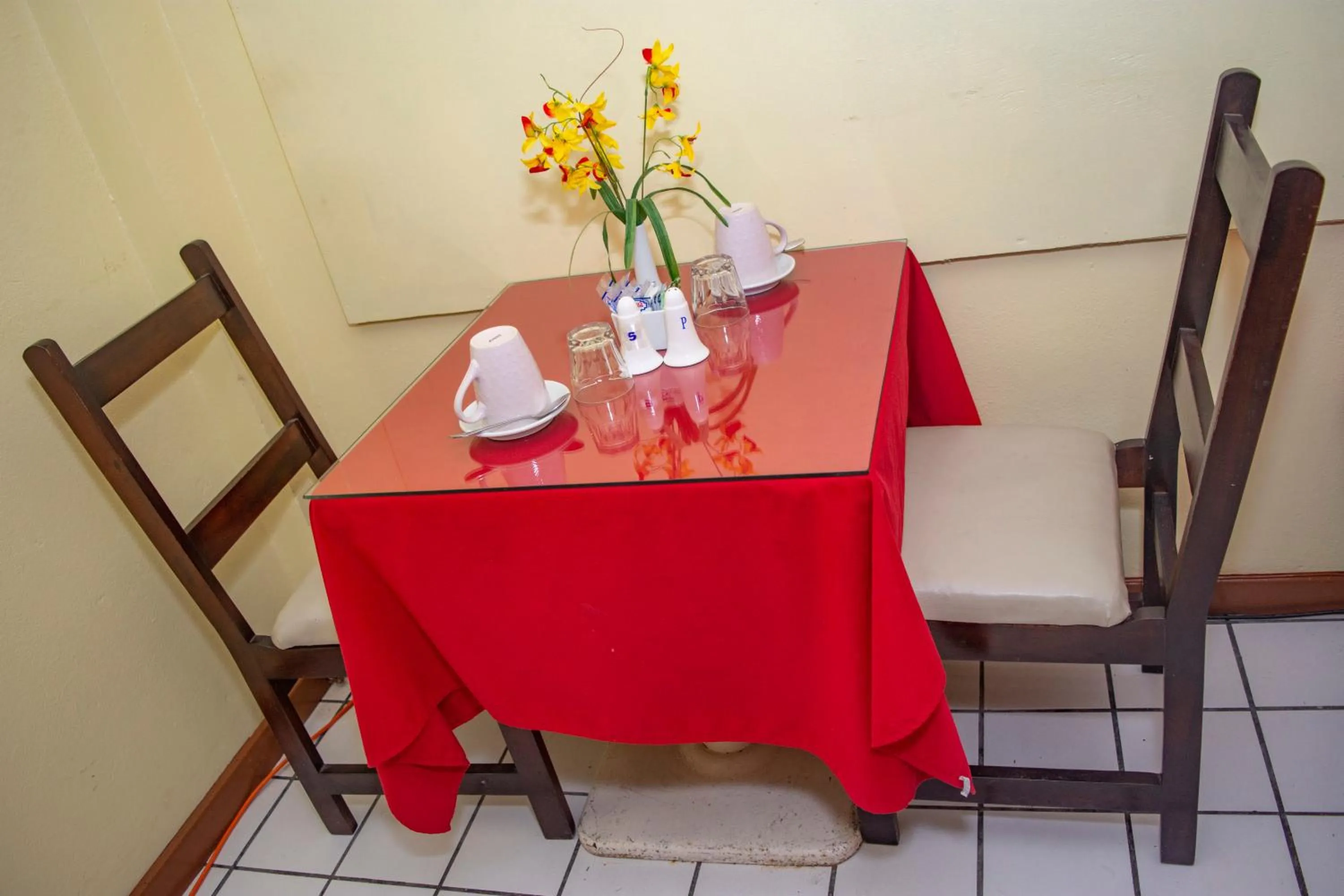 Restaurant/places to eat in Pineapple Court Hotel