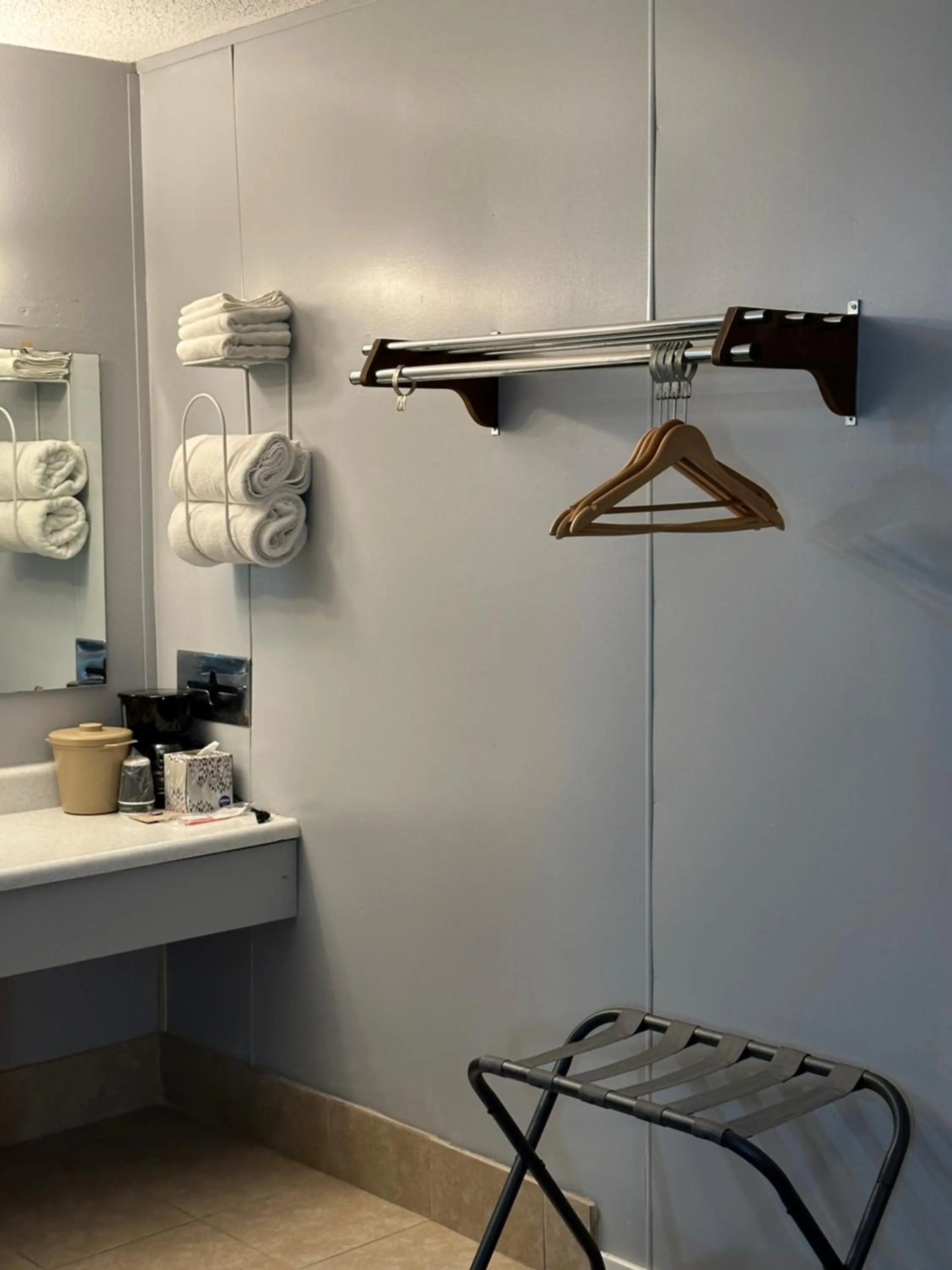 Coffee/tea facilities in Paxton Inn Motel