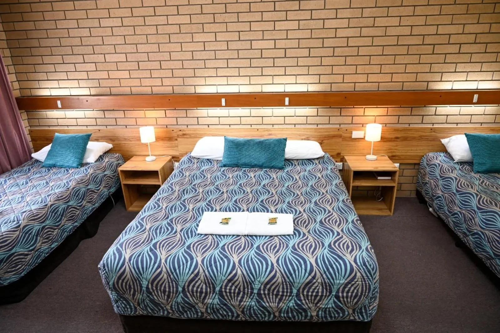 Bed in Holbrook Town Centre Motor Inn