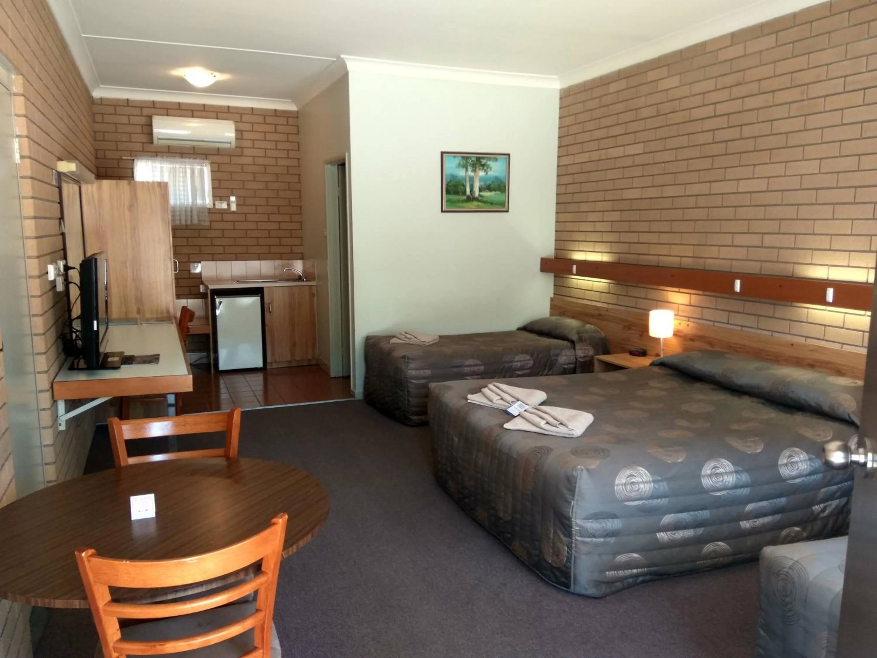 Bed in Holbrook Town Centre Motor Inn