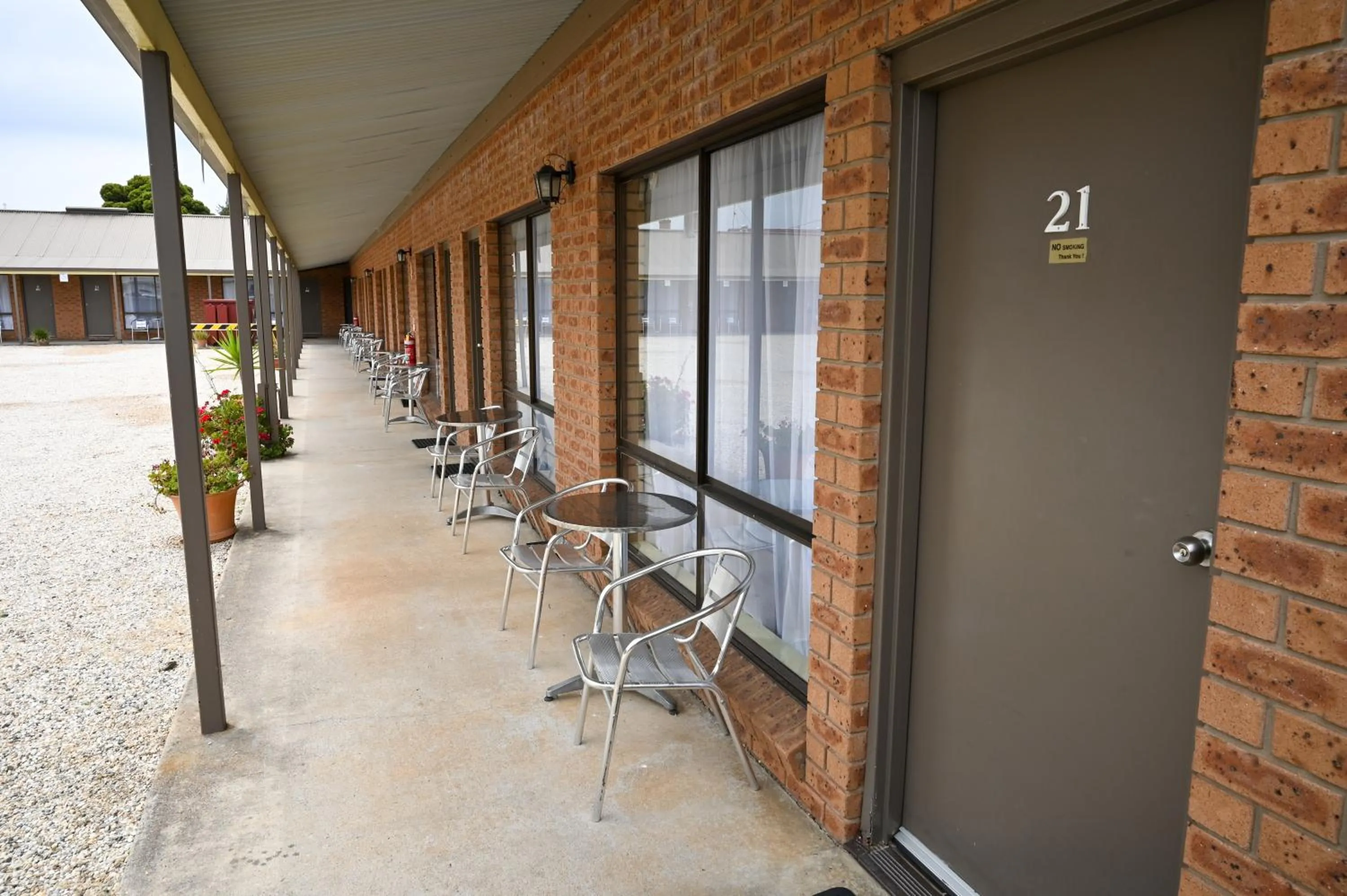 Holbrook Town Centre Motor Inn