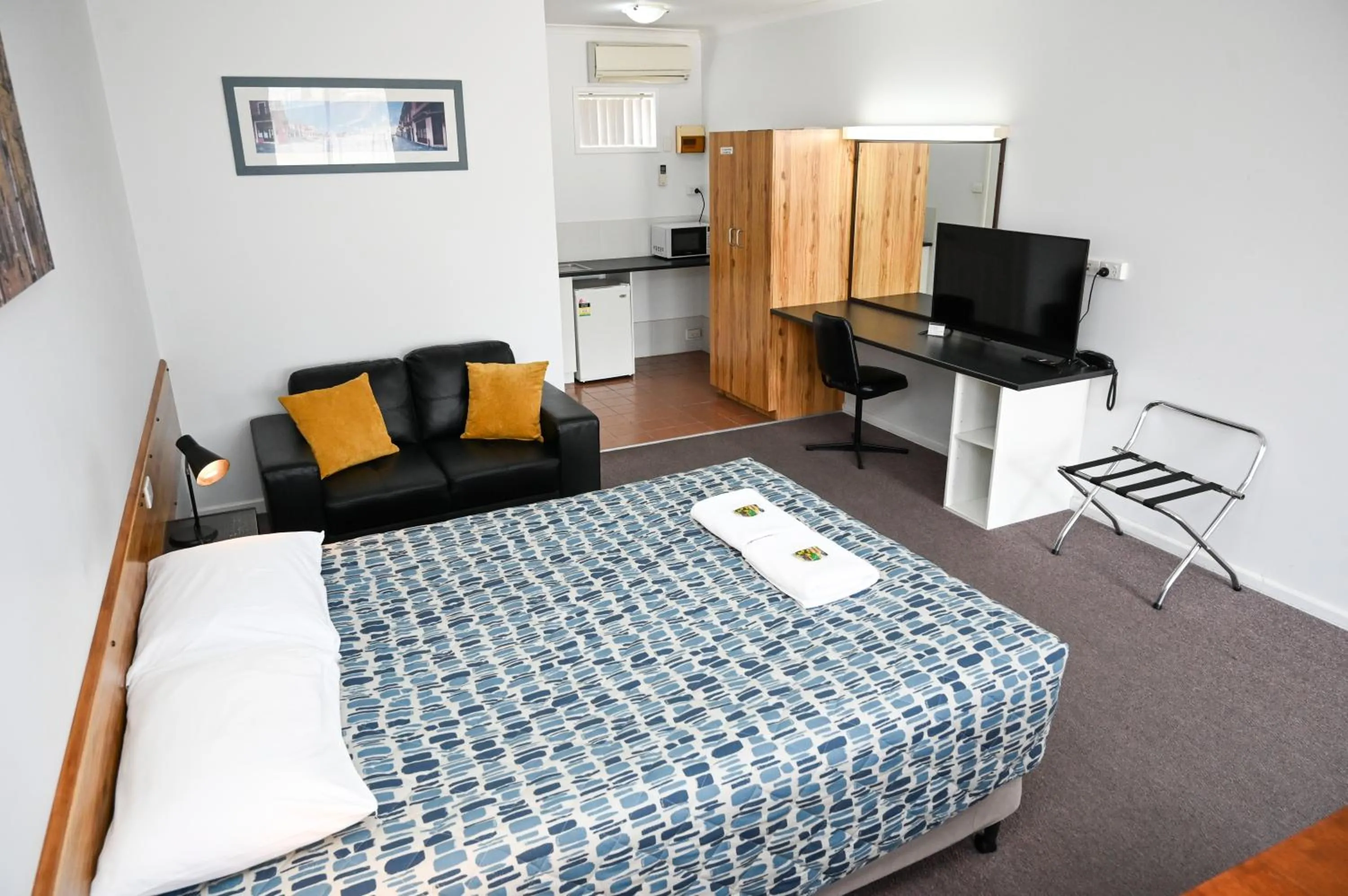 Bed in Holbrook Town Centre Motor Inn