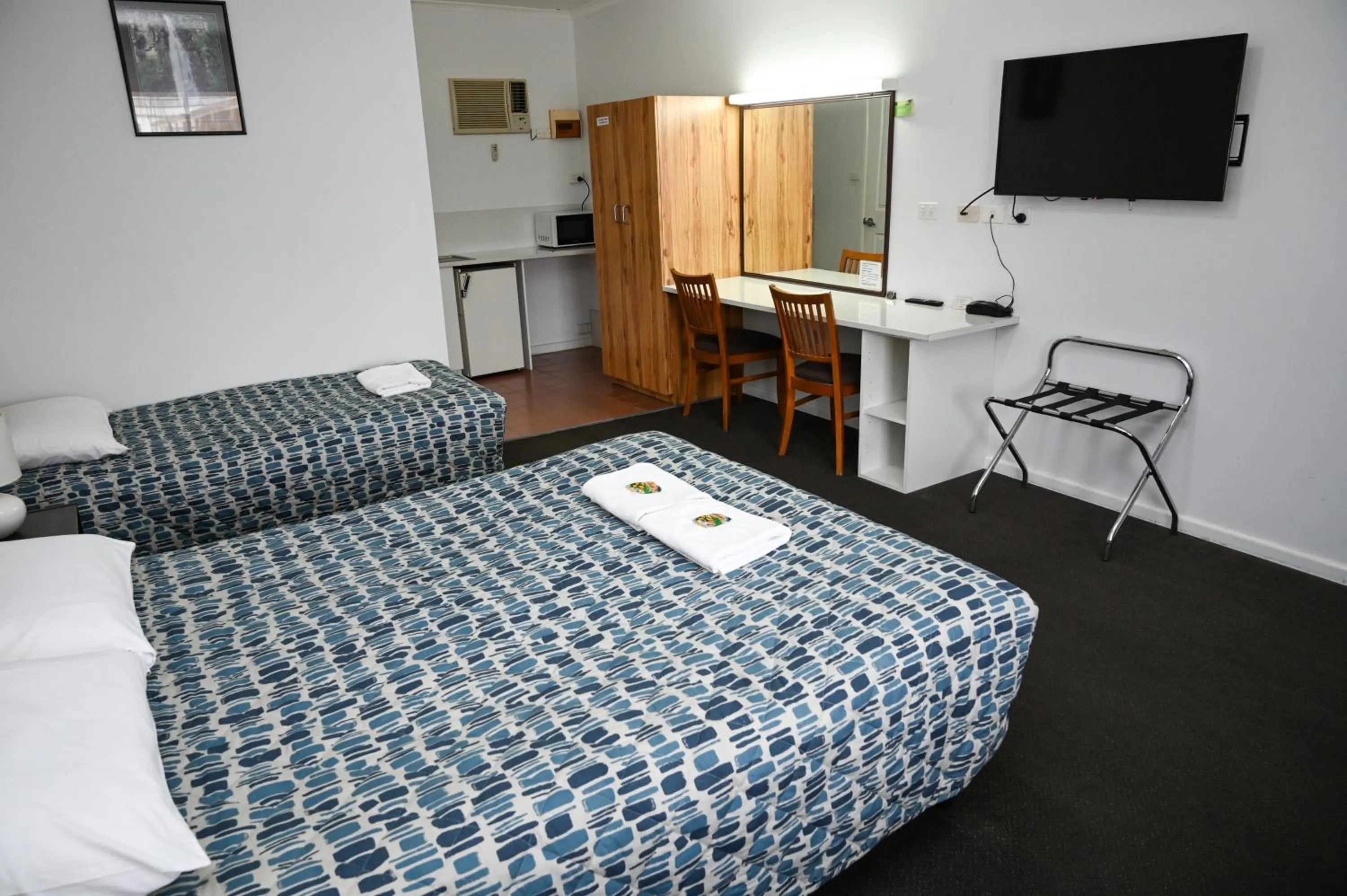 Bed in Holbrook Town Centre Motor Inn