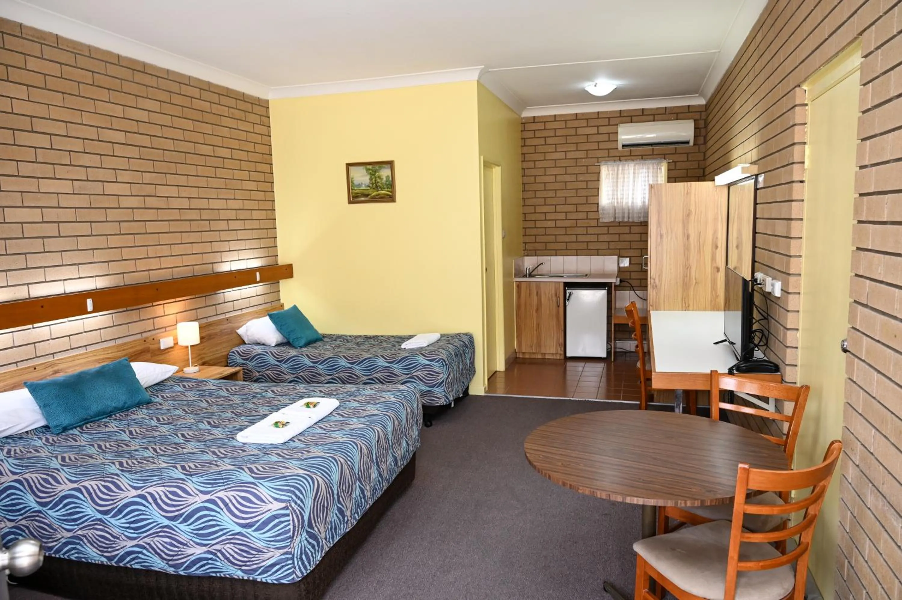 Bed in Holbrook Town Centre Motor Inn