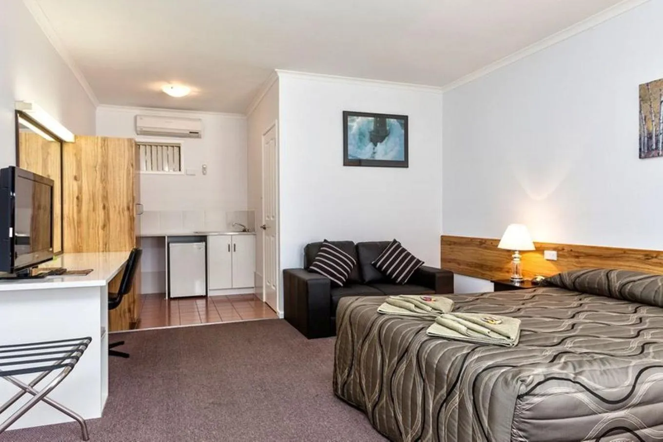 Bed in Holbrook Town Centre Motor Inn