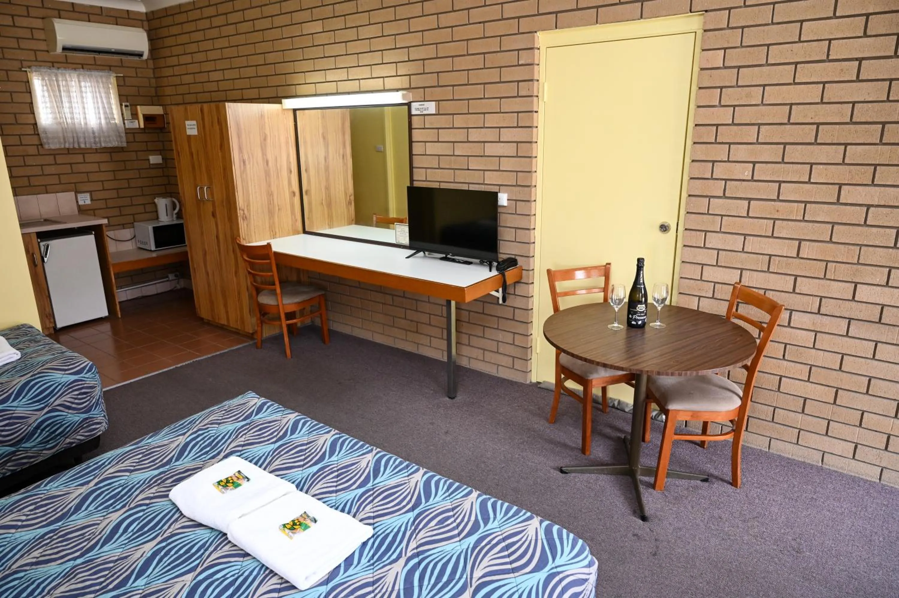 Holbrook Town Centre Motor Inn