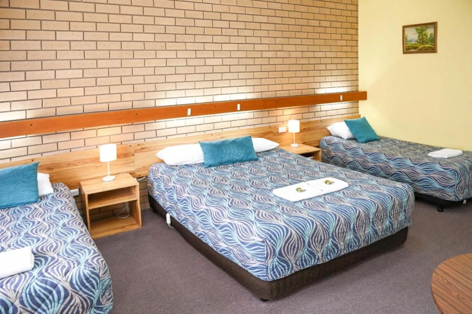 Bed in Holbrook Town Centre Motor Inn