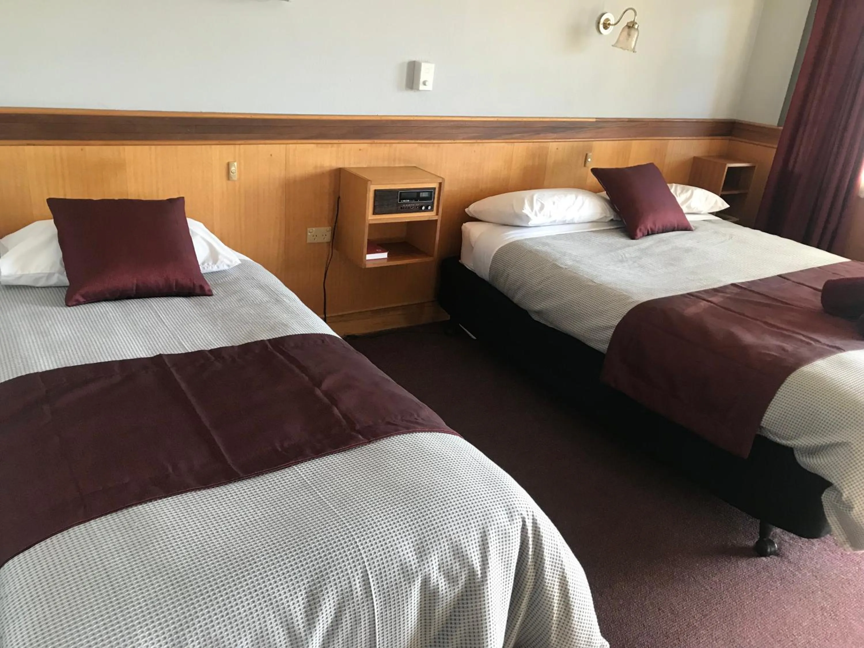 Bed in County Lodge Motor Inn