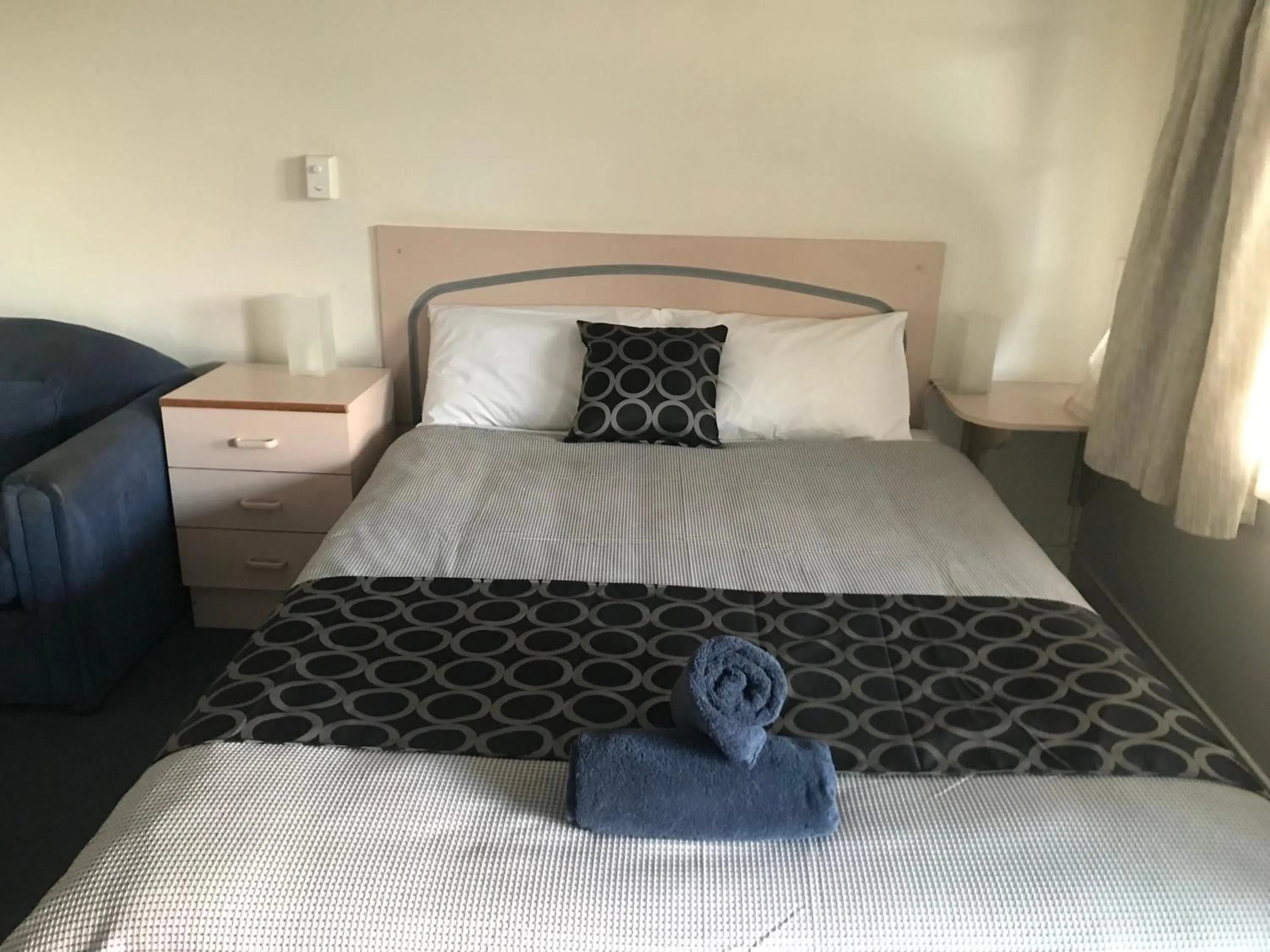 Bed in County Lodge Motor Inn