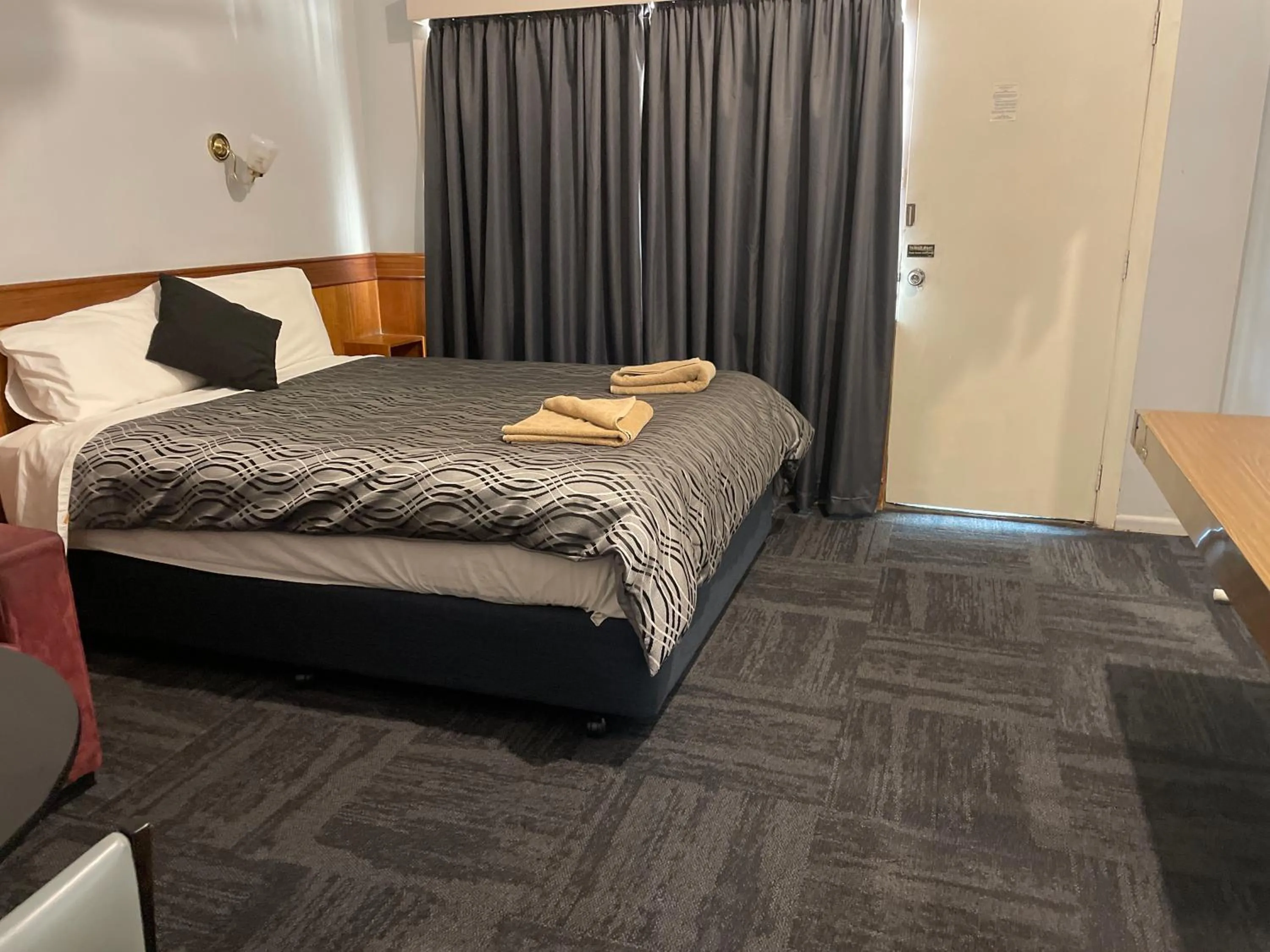 Bed in County Lodge Motor Inn