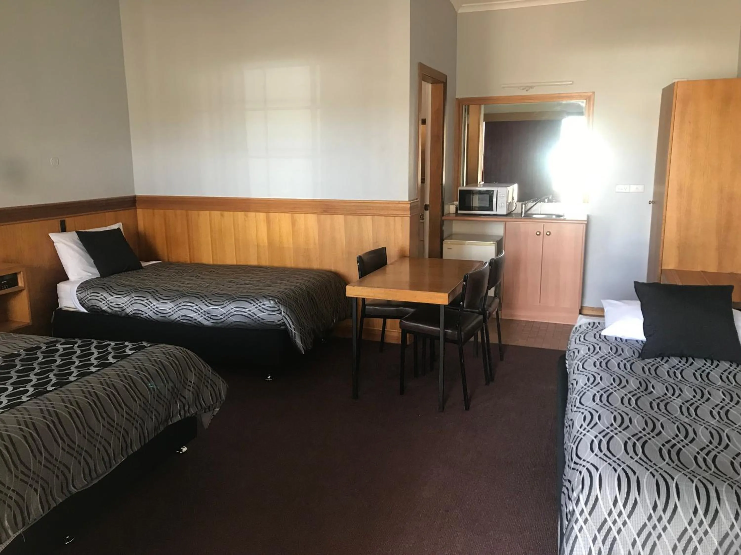 Bed in County Lodge Motor Inn