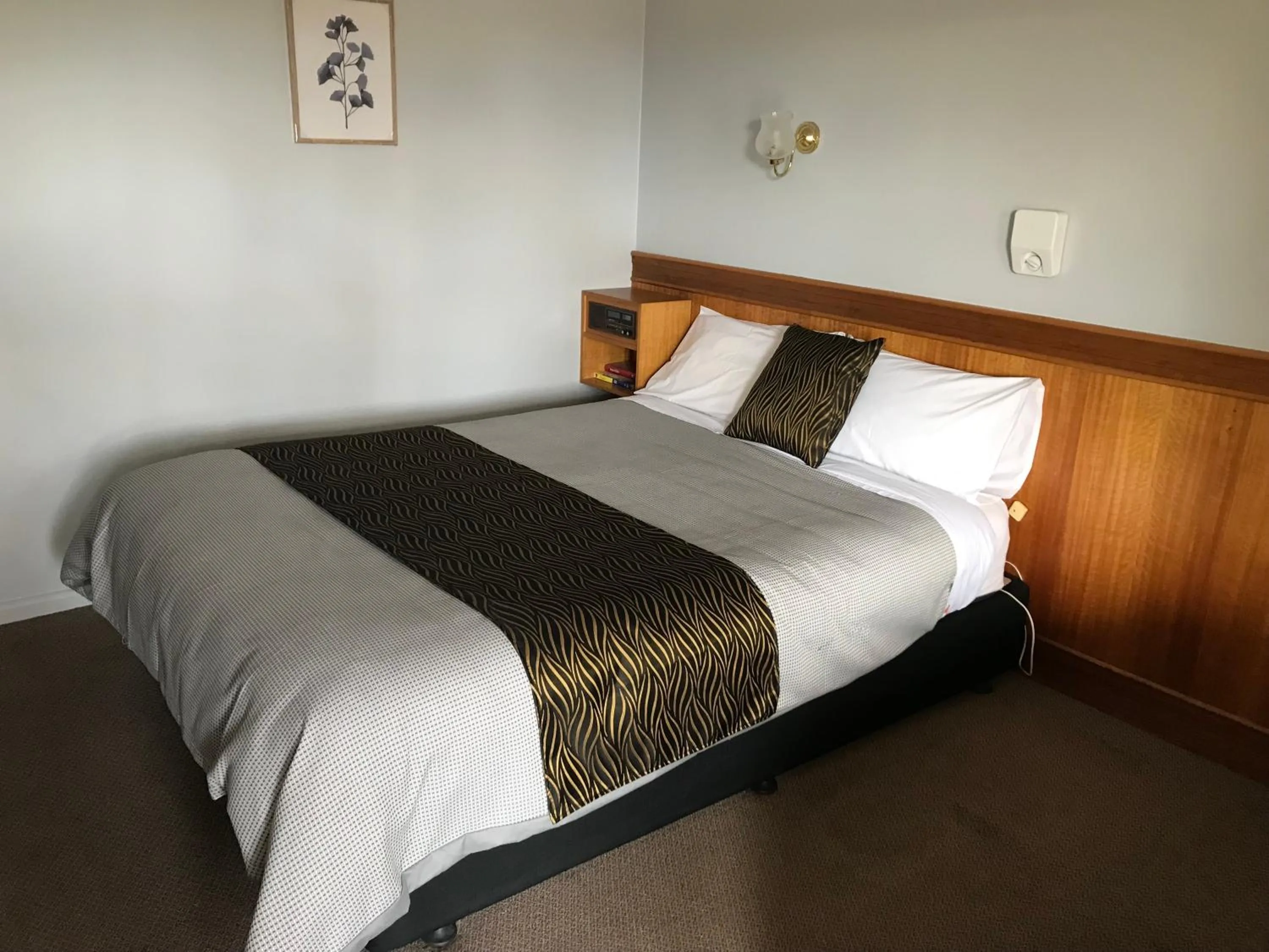 Bed in County Lodge Motor Inn