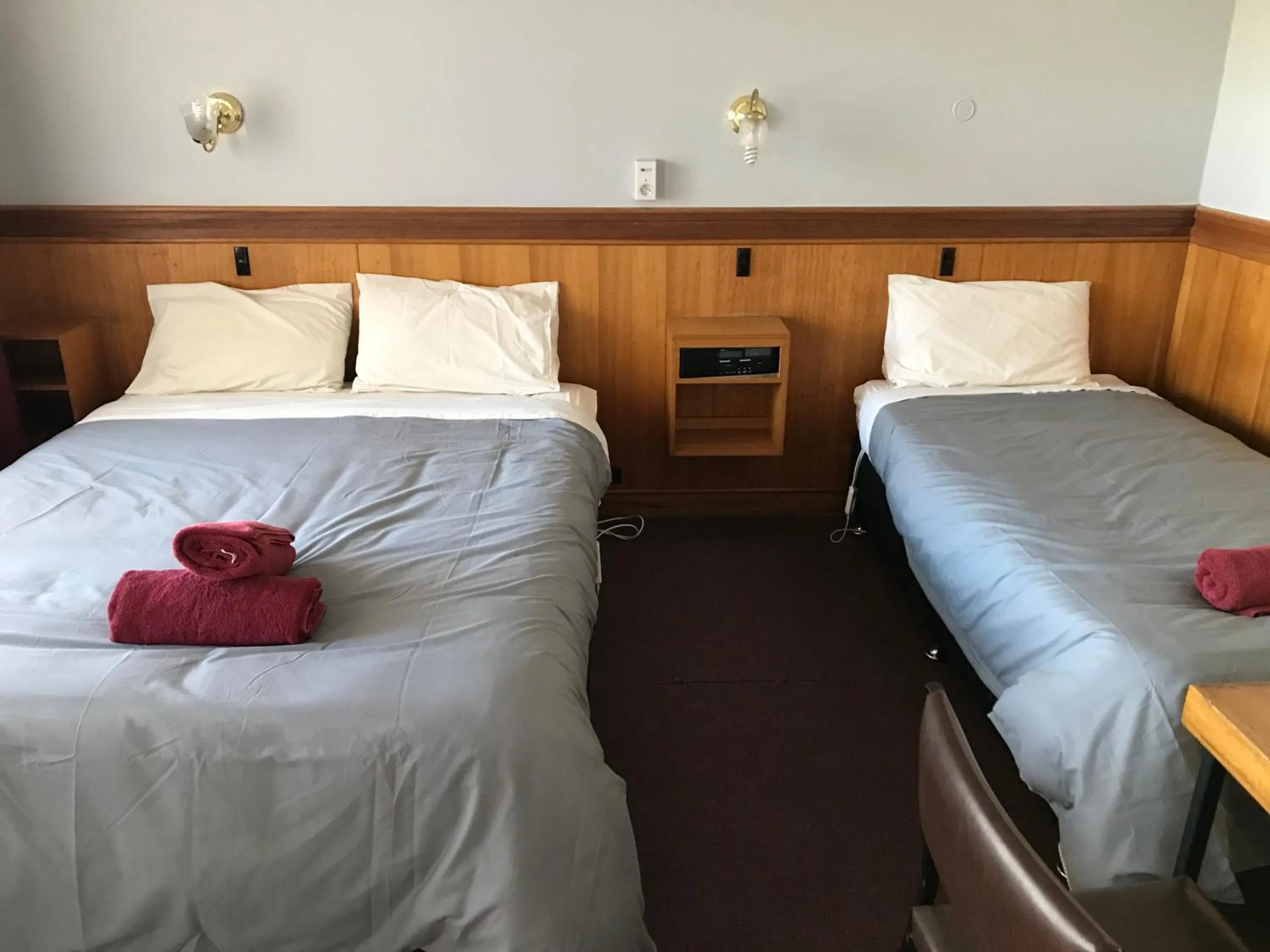 Bed in County Lodge Motor Inn