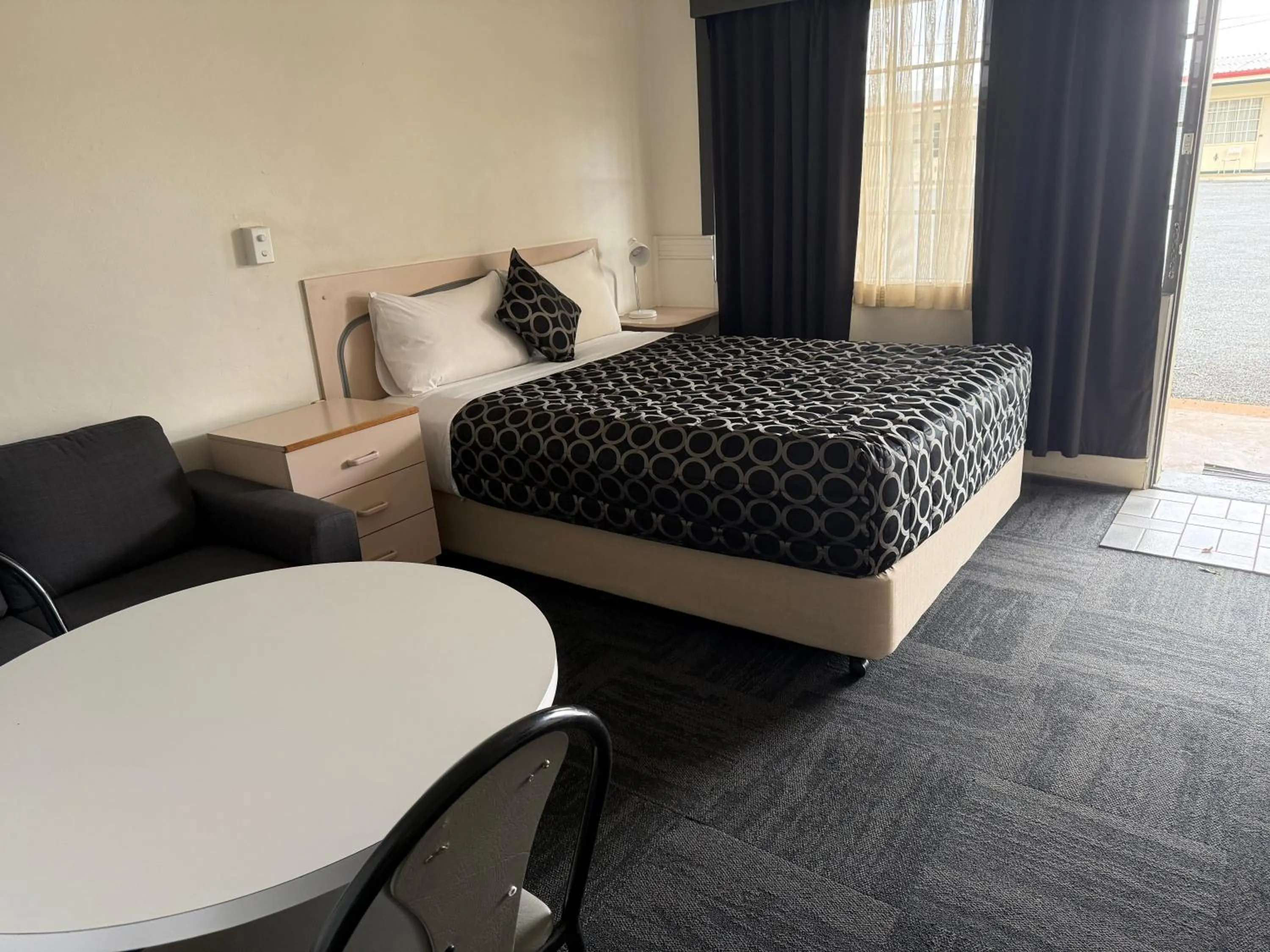 Bed in County Lodge Motor Inn