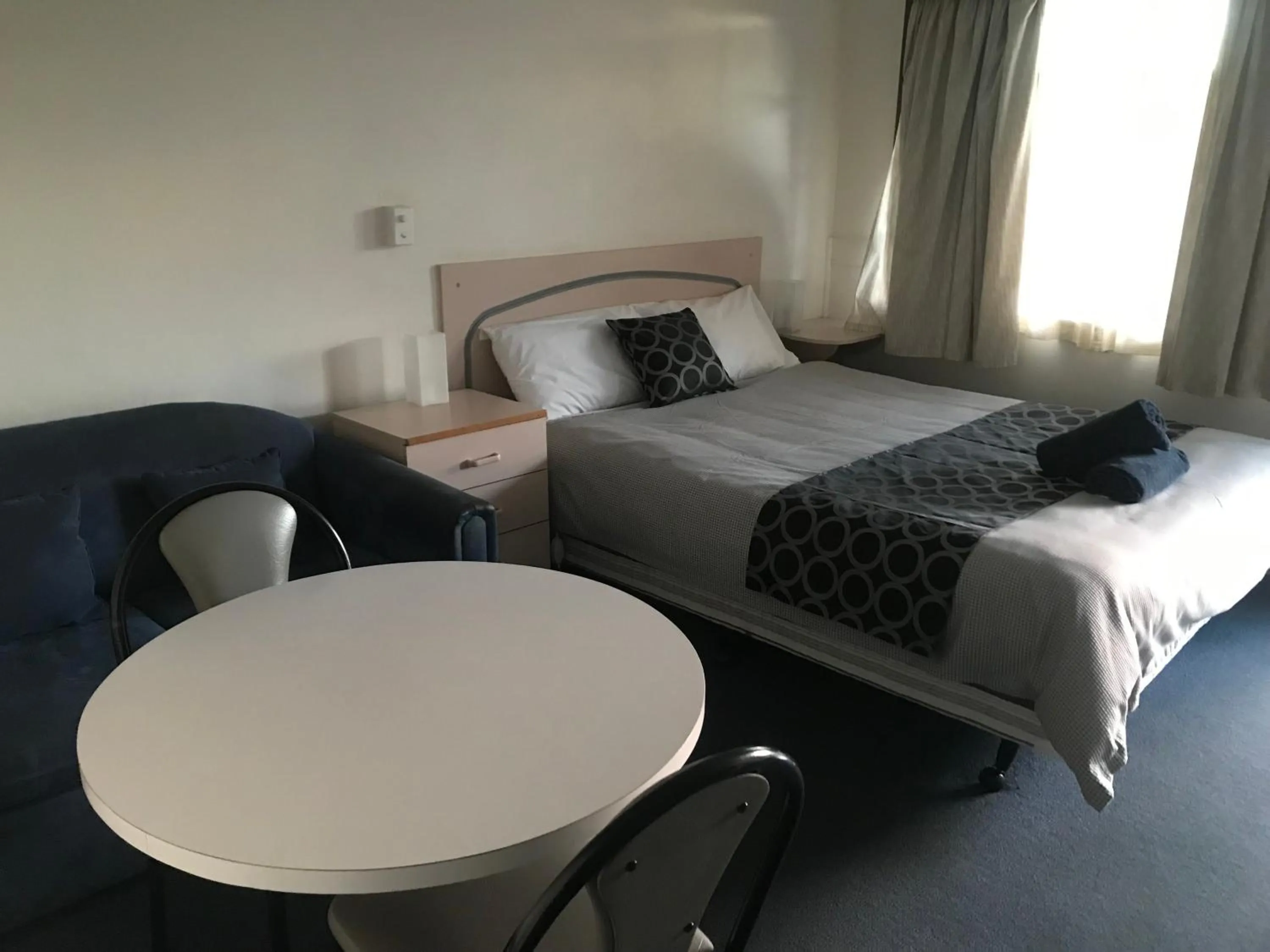 Bed in County Lodge Motor Inn