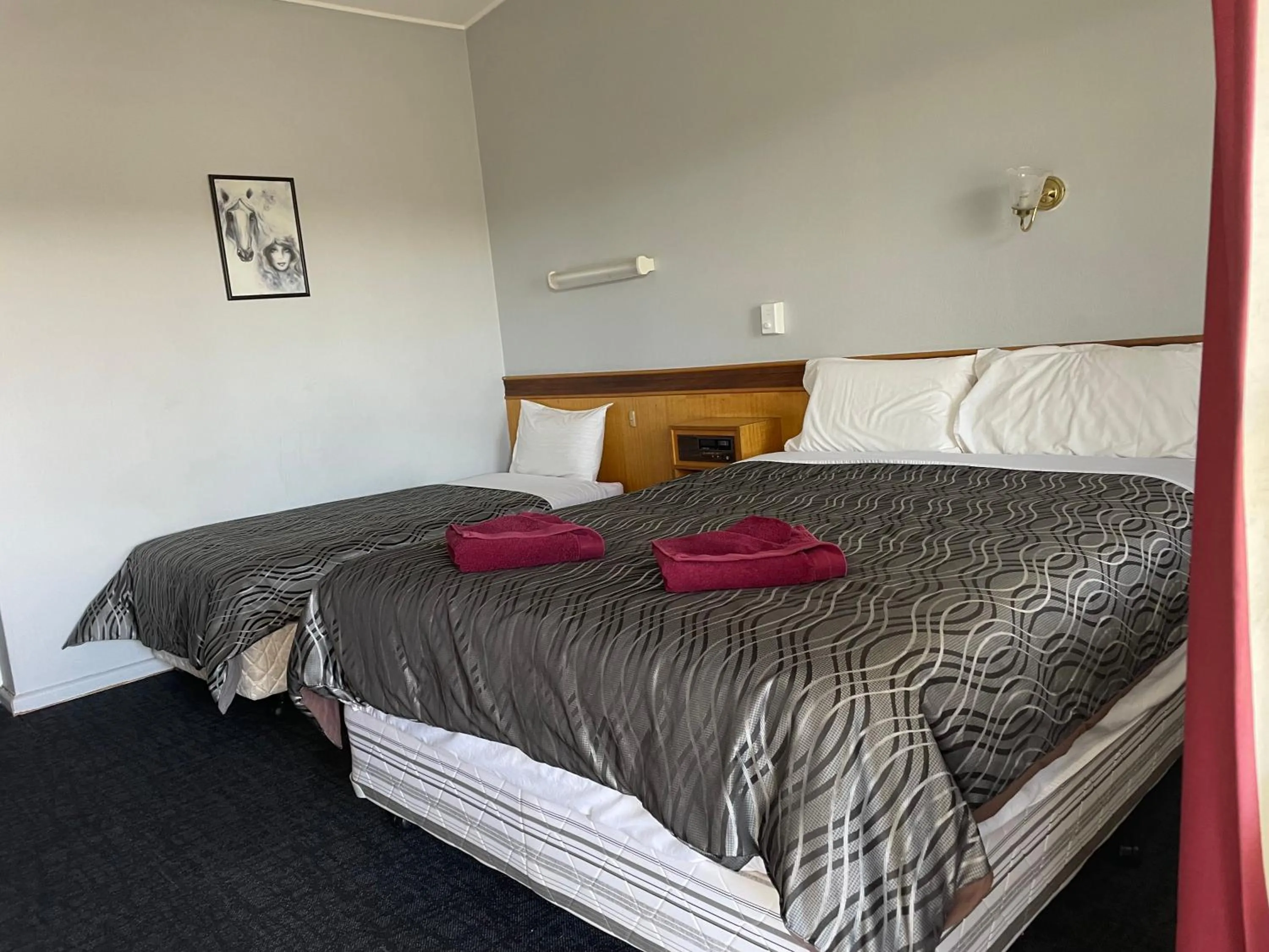 Bed in County Lodge Motor Inn