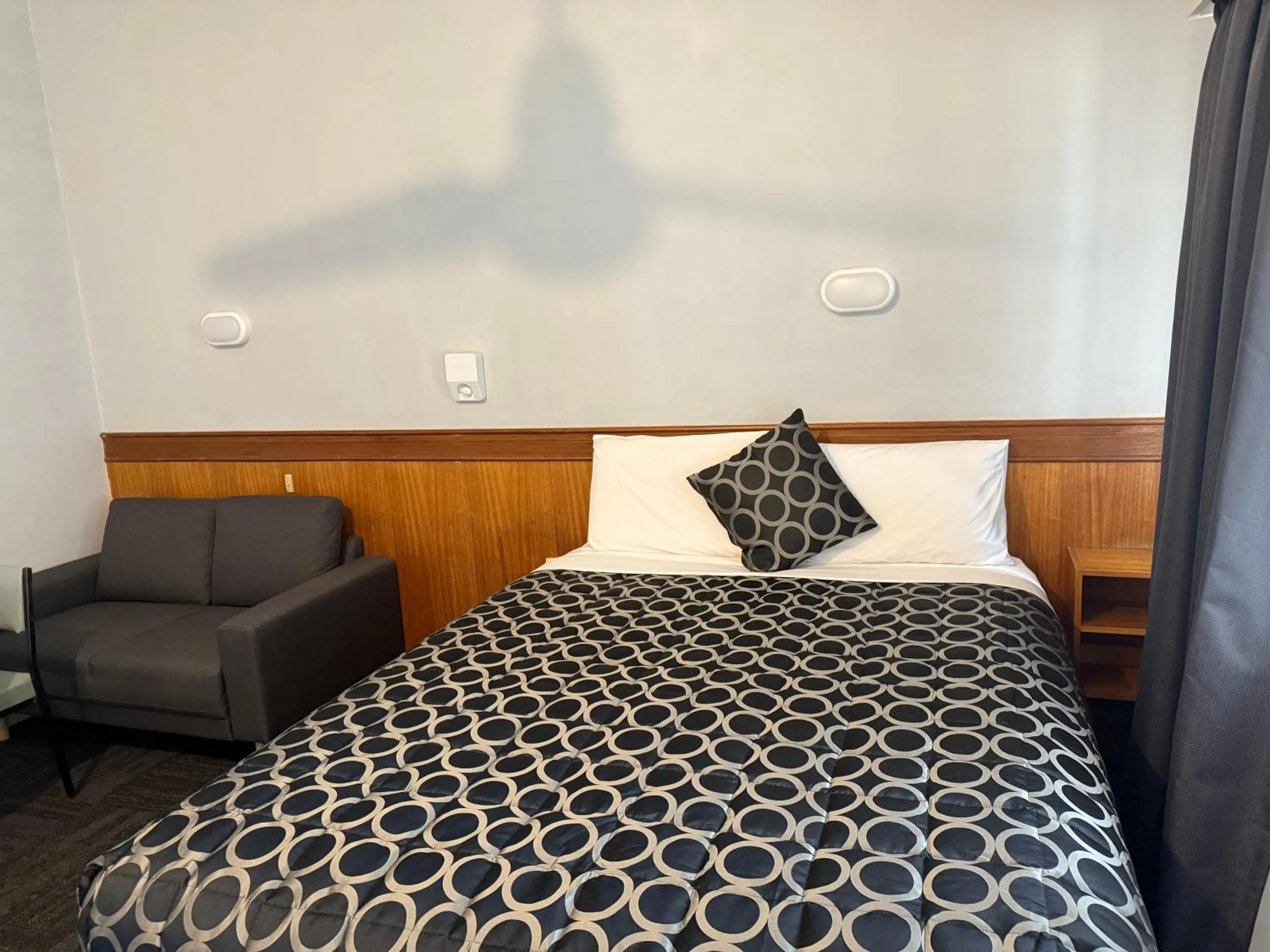 Bed in County Lodge Motor Inn