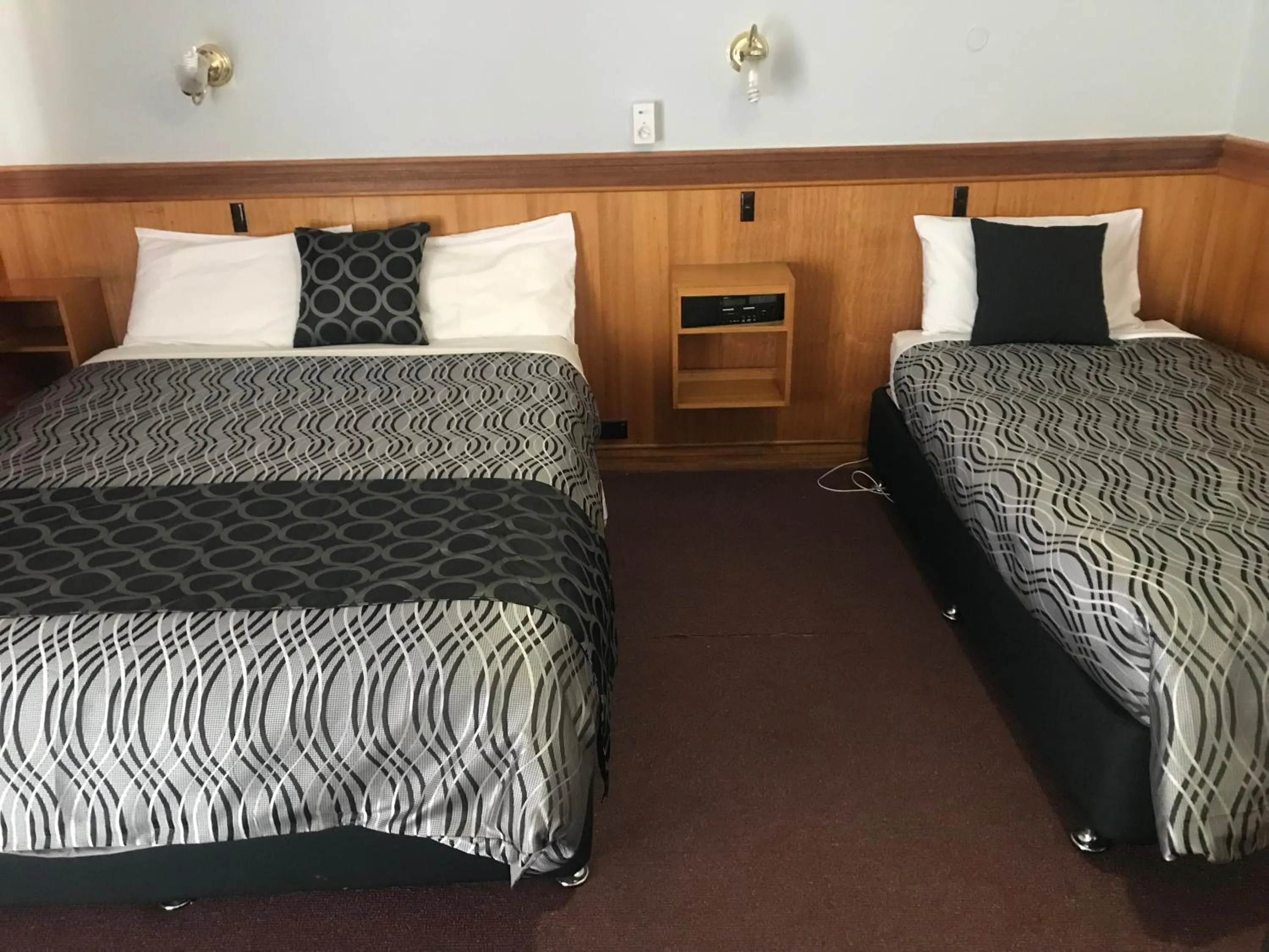Bed in County Lodge Motor Inn