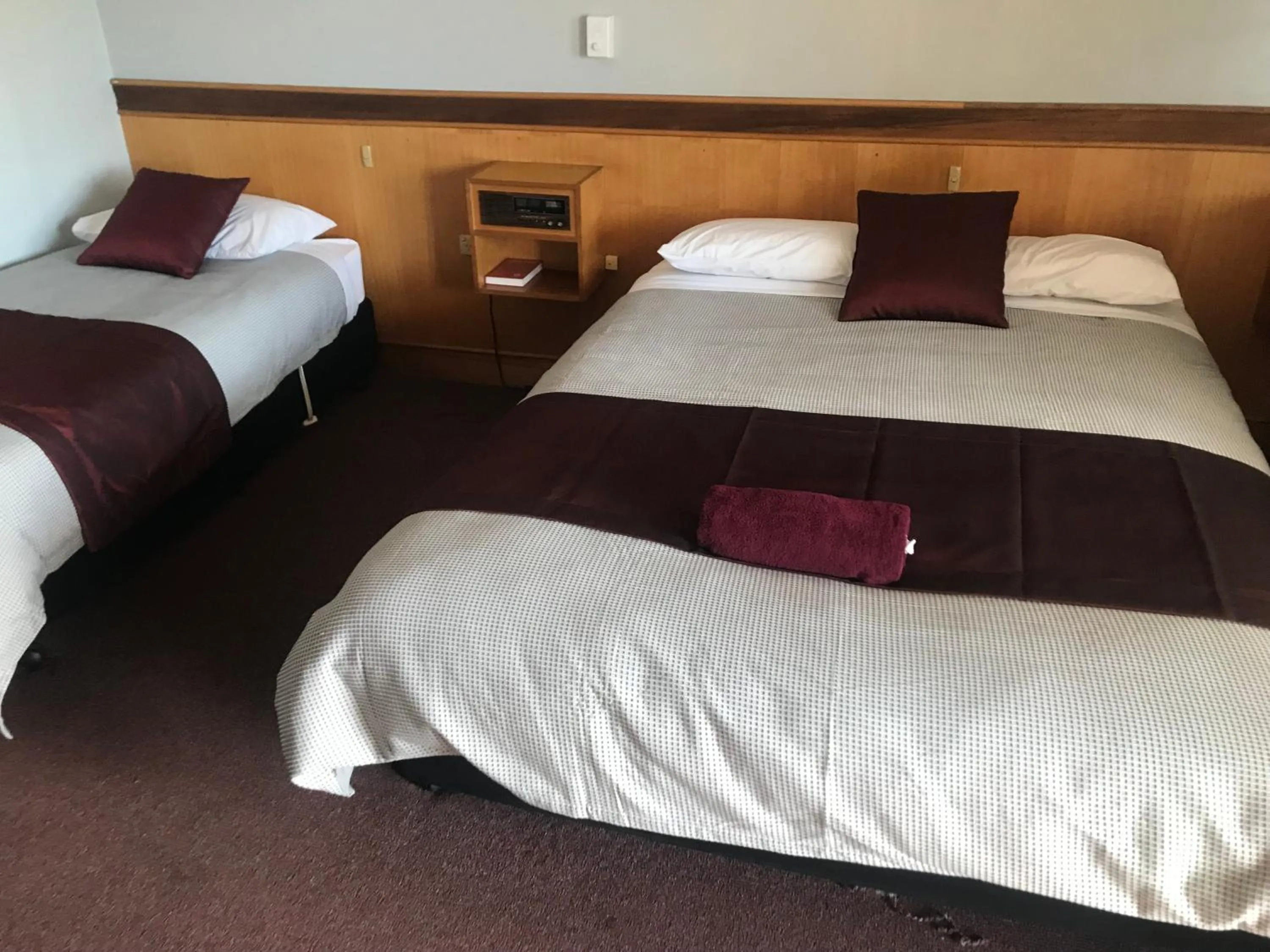 Bed in County Lodge Motor Inn