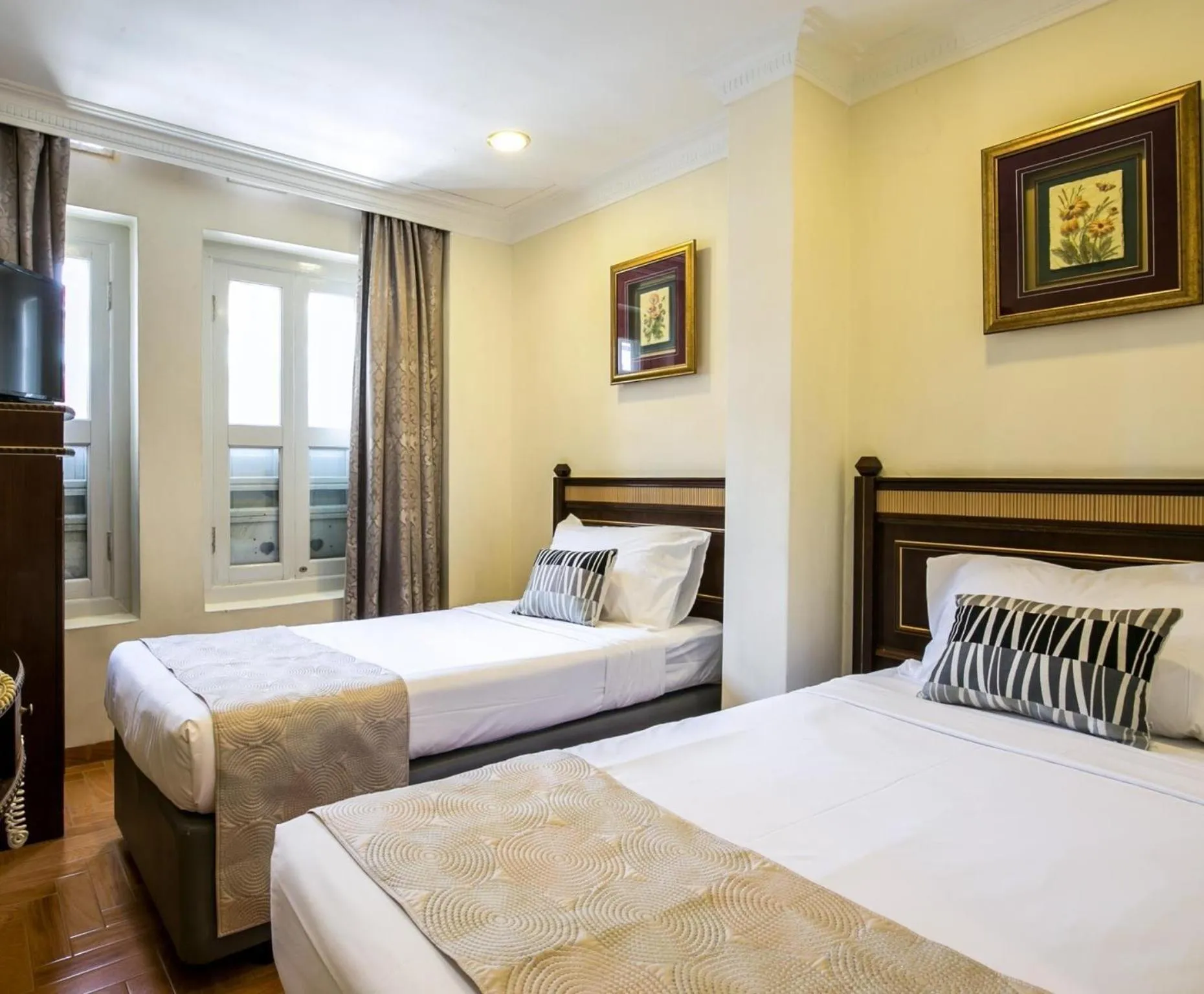 Bed in Hotel 81 Chinatown