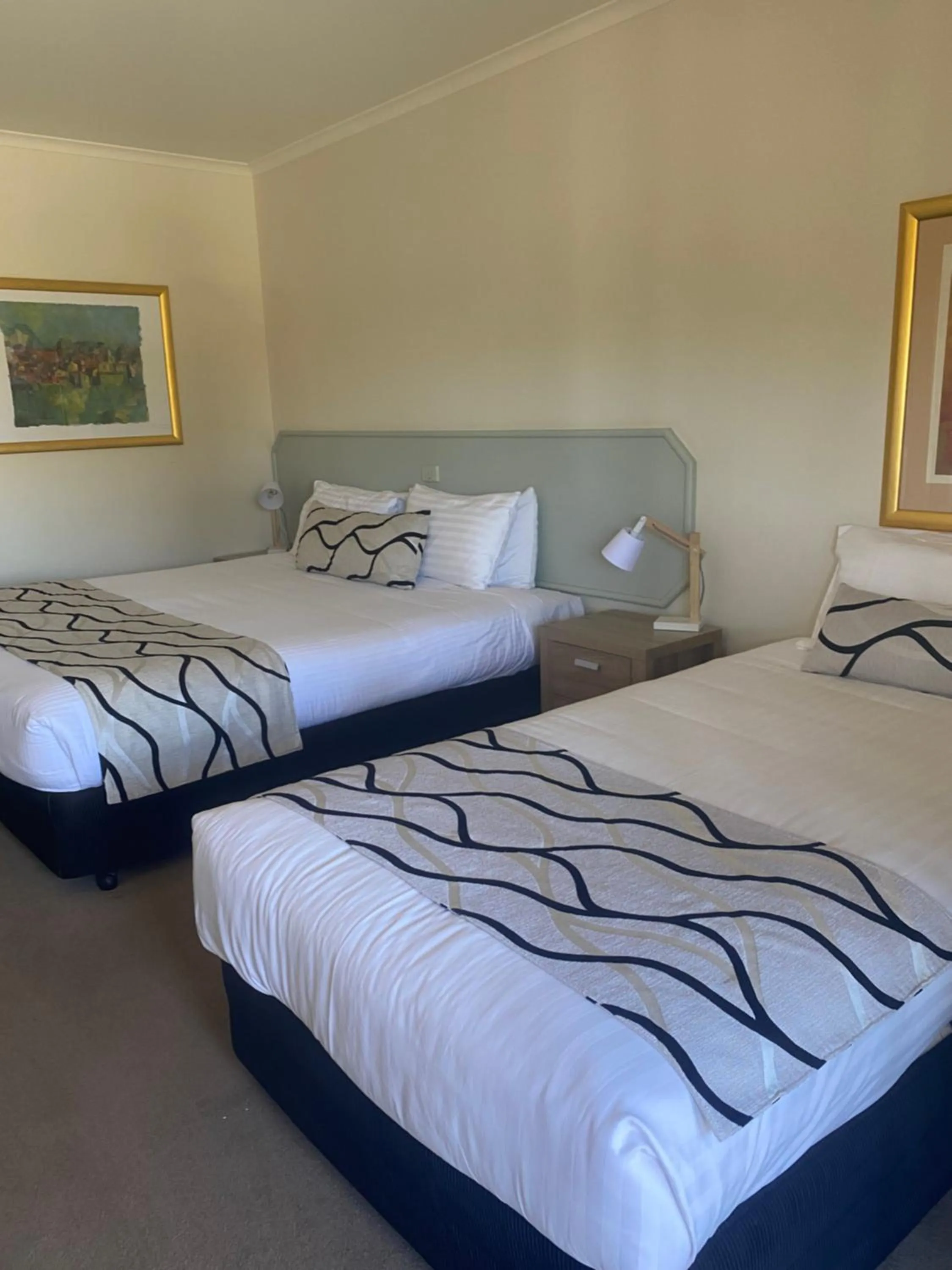 Bed in Deniliquin Country Club Motor Inn