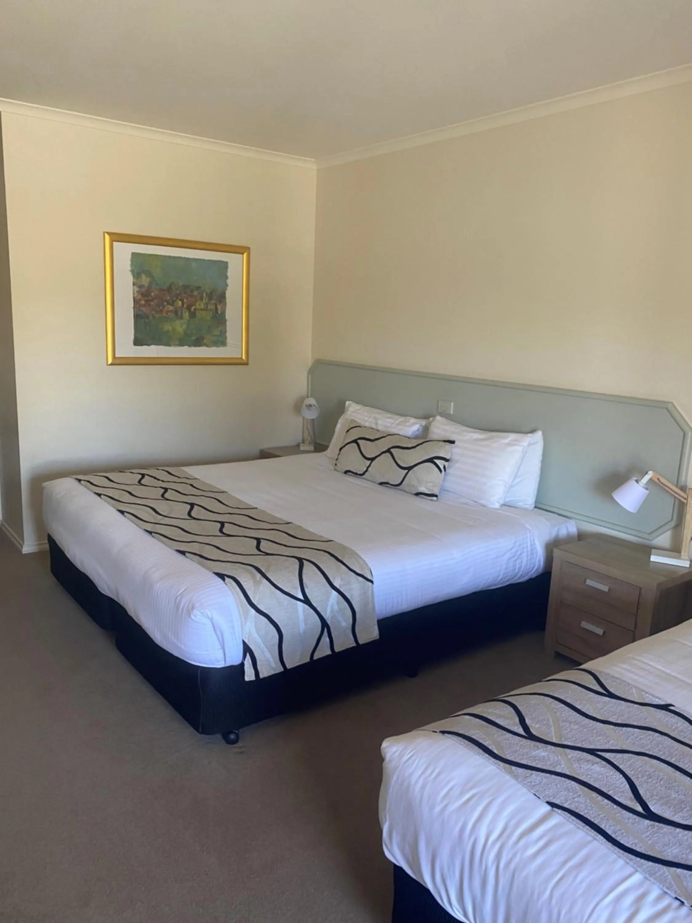 Bed in Deniliquin Country Club Motor Inn