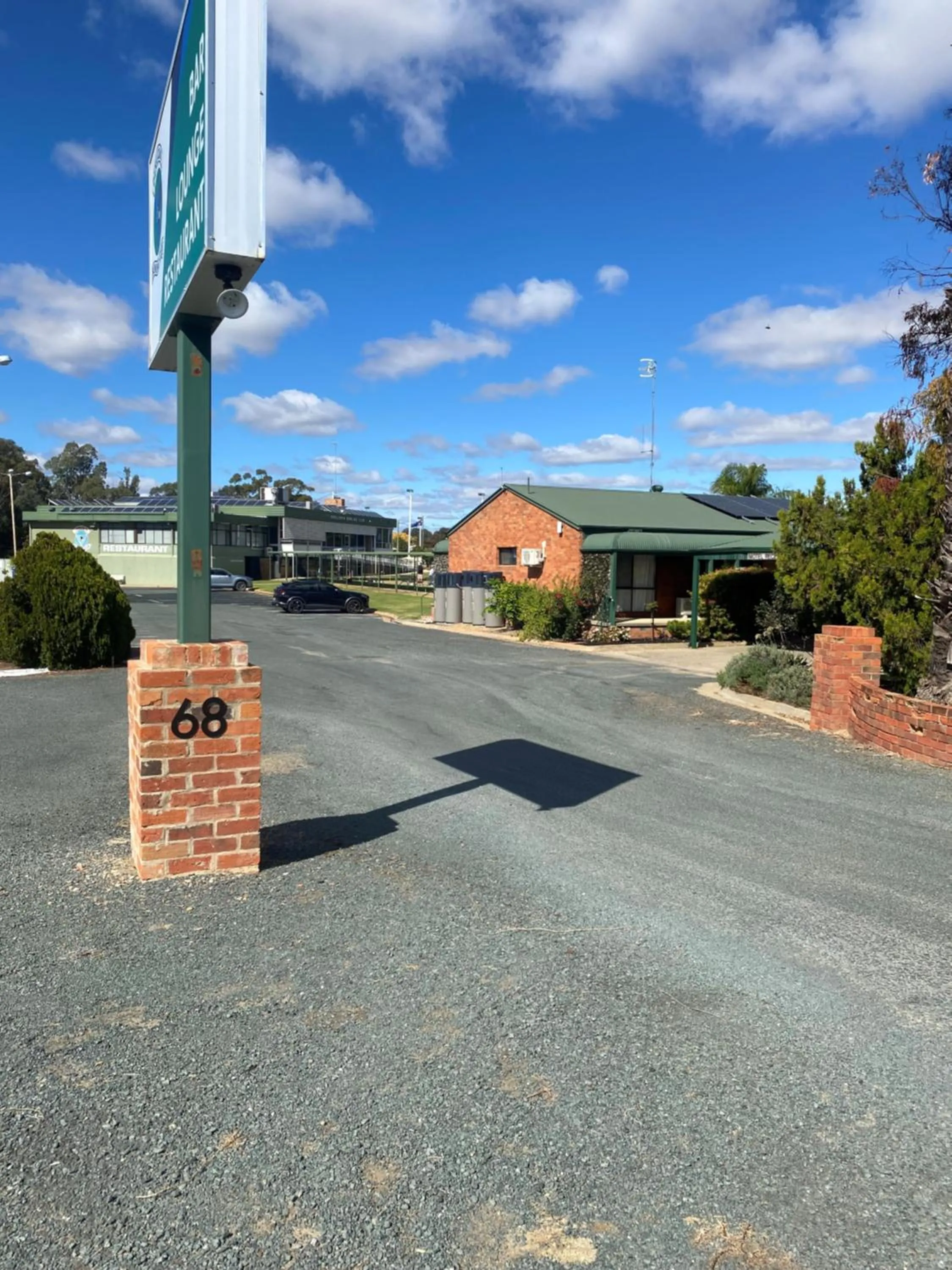 Facade/entrance in Deniliquin Country Club Motor Inn