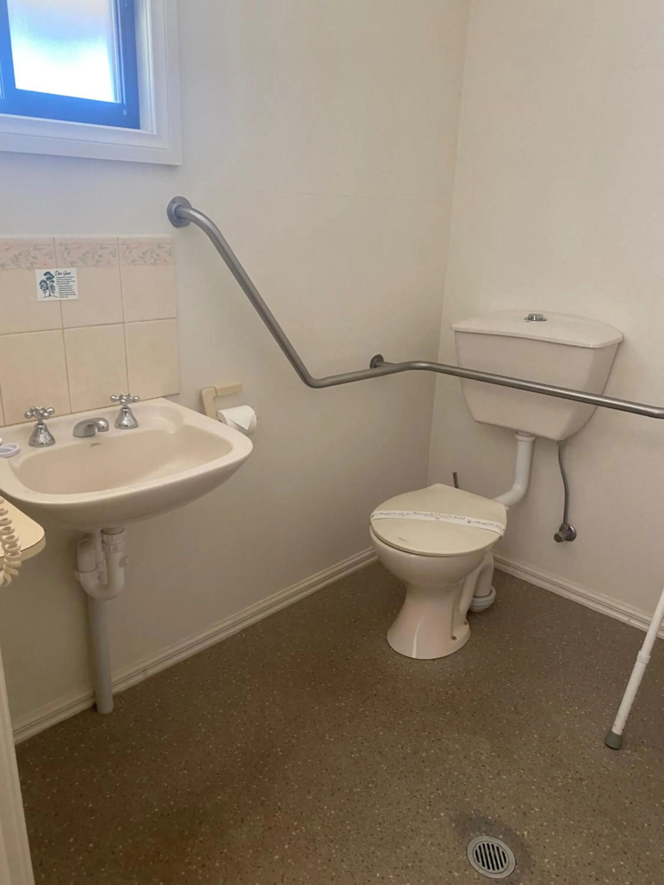 Bathroom in Deniliquin Country Club Motor Inn